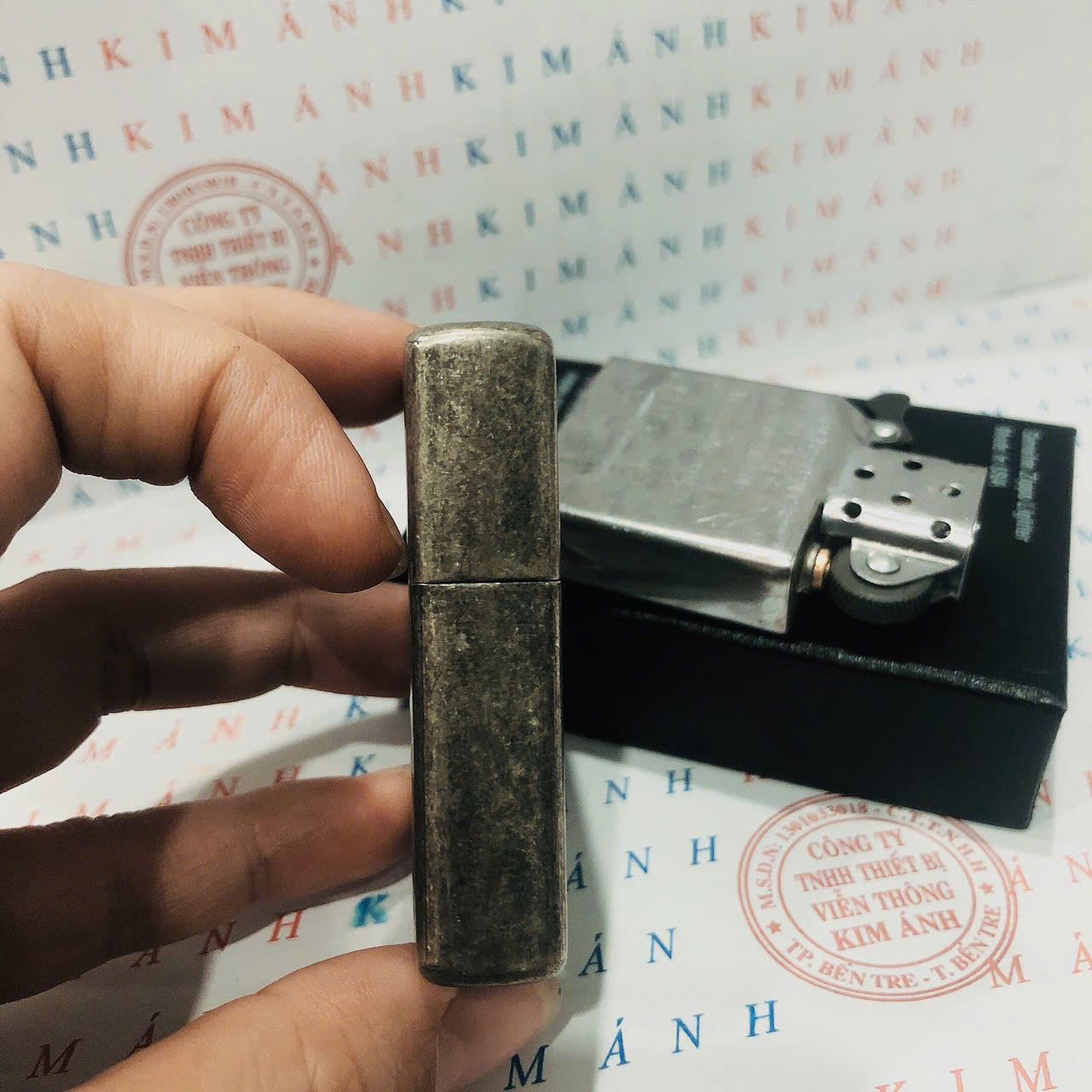 Hộp quẹt, bật lửa Zippo khắc ăn mòn HOT COWGIRL màu trắng bạc loại giả cổ, vỏ bằng đồng có tem đỏ