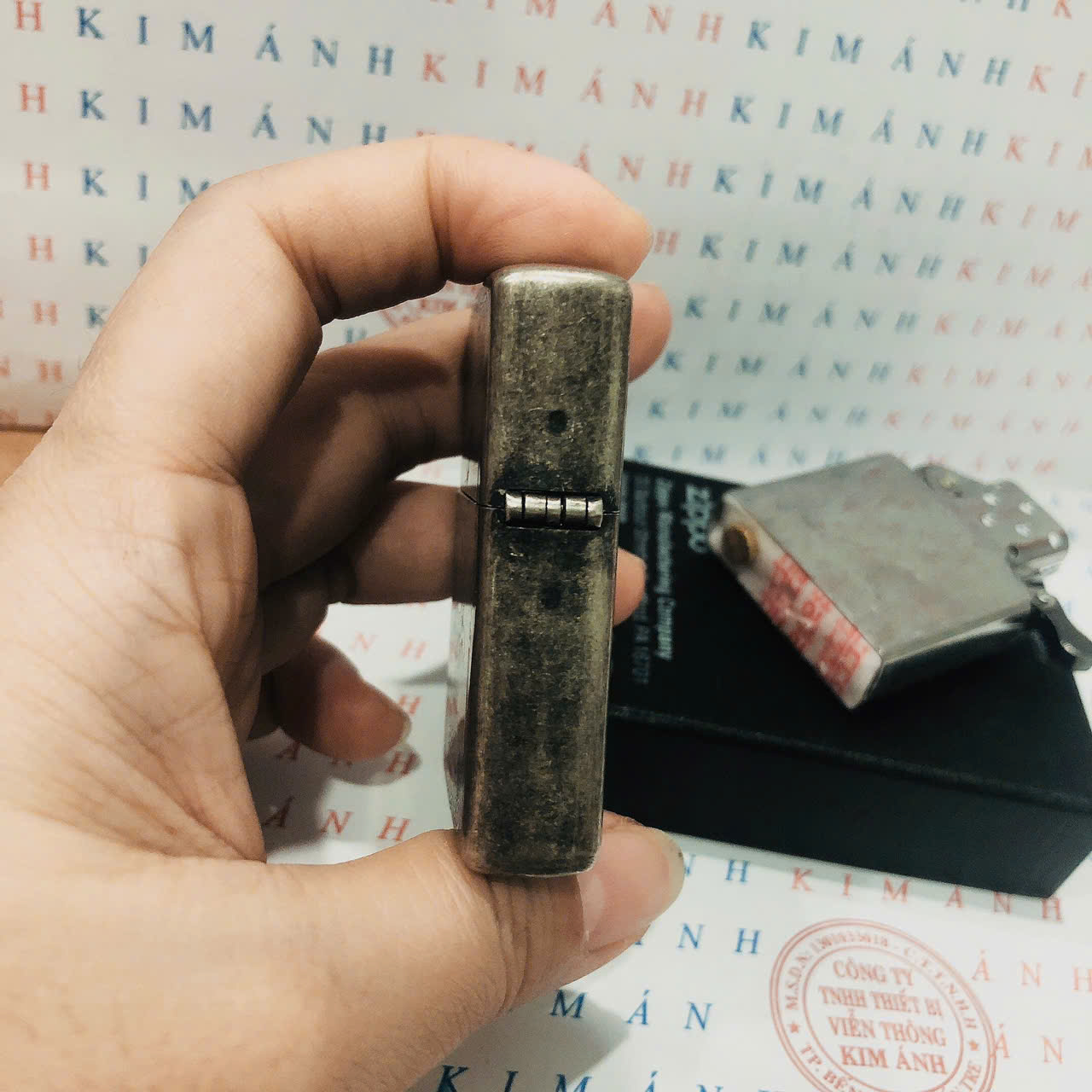 Hộp quẹt, bật lửa Zippo khắc ăn mòn HOT COWGIRL màu trắng bạc loại giả cổ, vỏ bằng đồng có tem đỏ