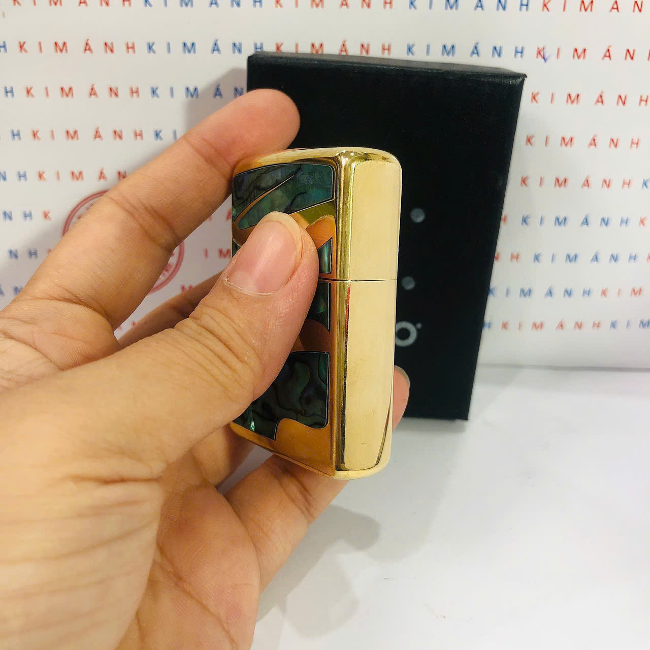 Bật lửa Zippo Chu niên, khắc ăn mòn khảm xà cừ zigzag, Vỏ bằng đồng có tem đỏ
