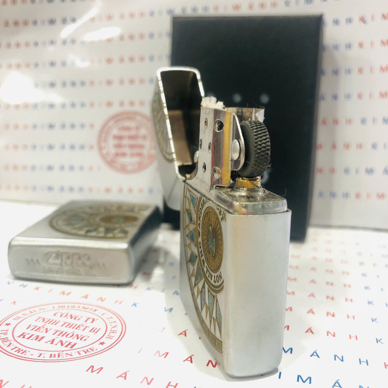 Bật lửa Zippo mộc xéo 1985, khắc ăn mòn 2 mặt cẩn xà cừ la bàn hình bán nguyệt và ngọn lửa, Vỏ đồng có tem đỏ