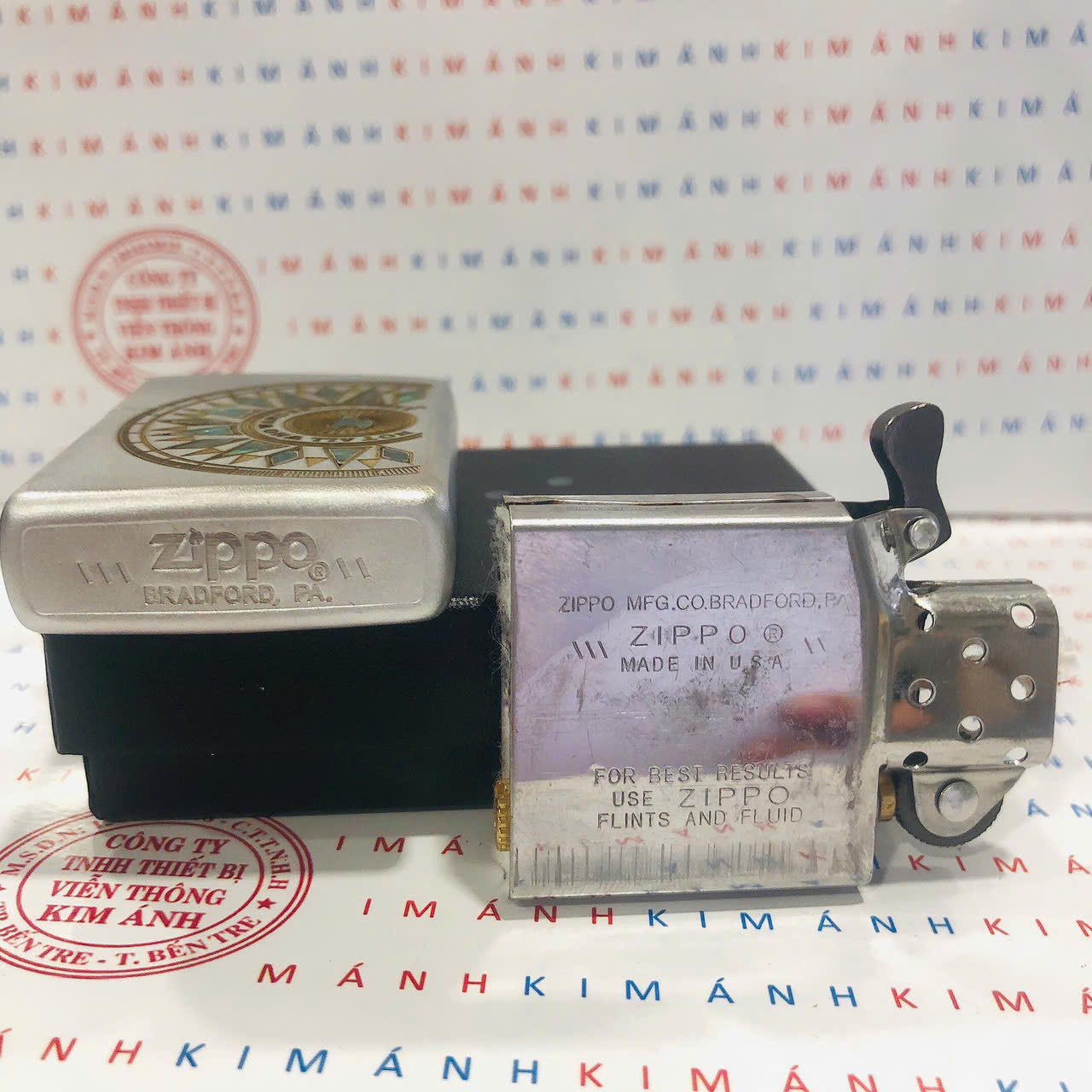 Bật lửa Zippo mộc xéo 1985, khắc ăn mòn 2 mặt cẩn xà cừ la bàn hình bán nguyệt và ngọn lửa, Vỏ đồng có tem đỏ