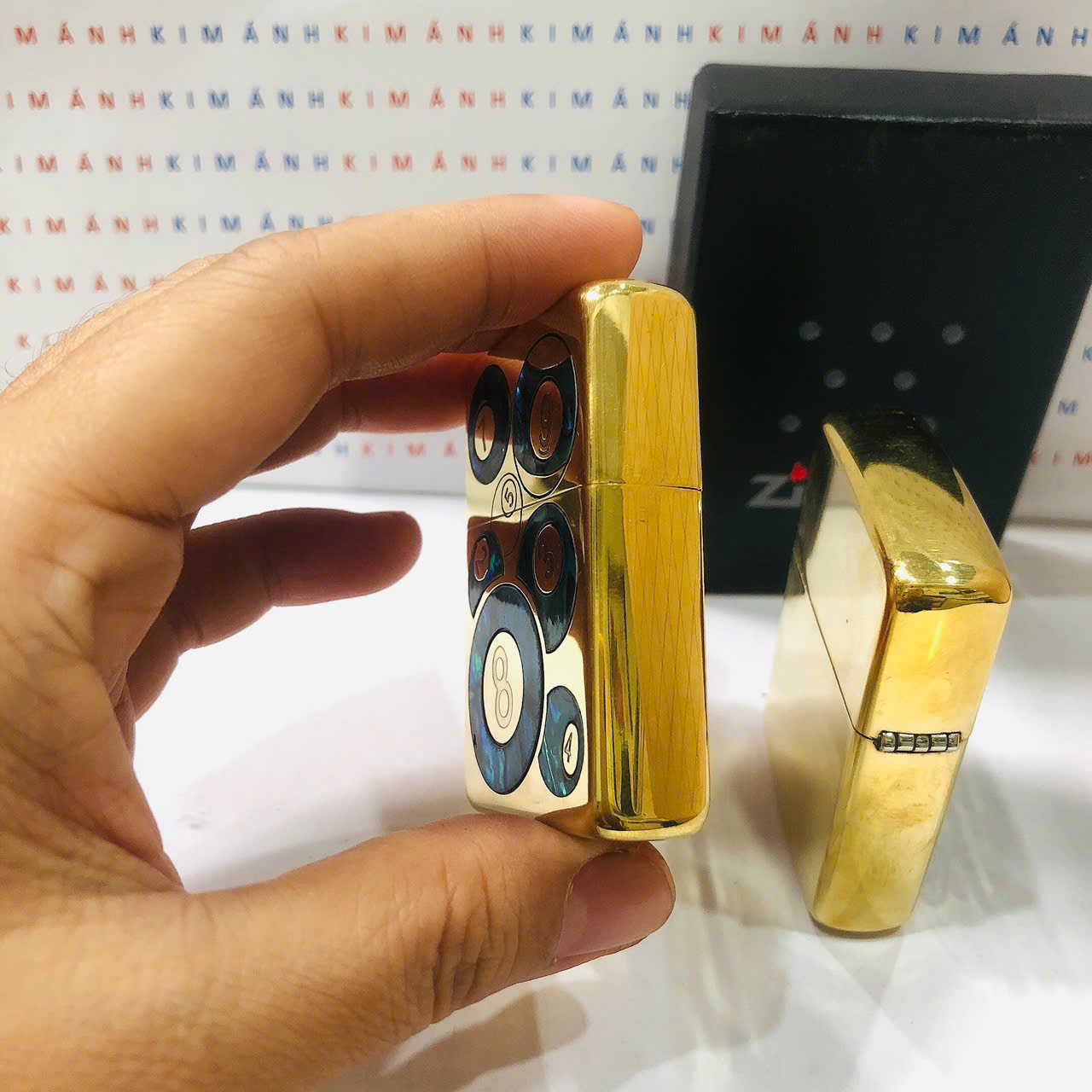 Bật lửa Zippo Chu Niên 32-85, khắc ăn mòn cẩn xà cừ 2 mặt trái banh Bida, hàng loại 1 vỏ đồng có tem đỏ