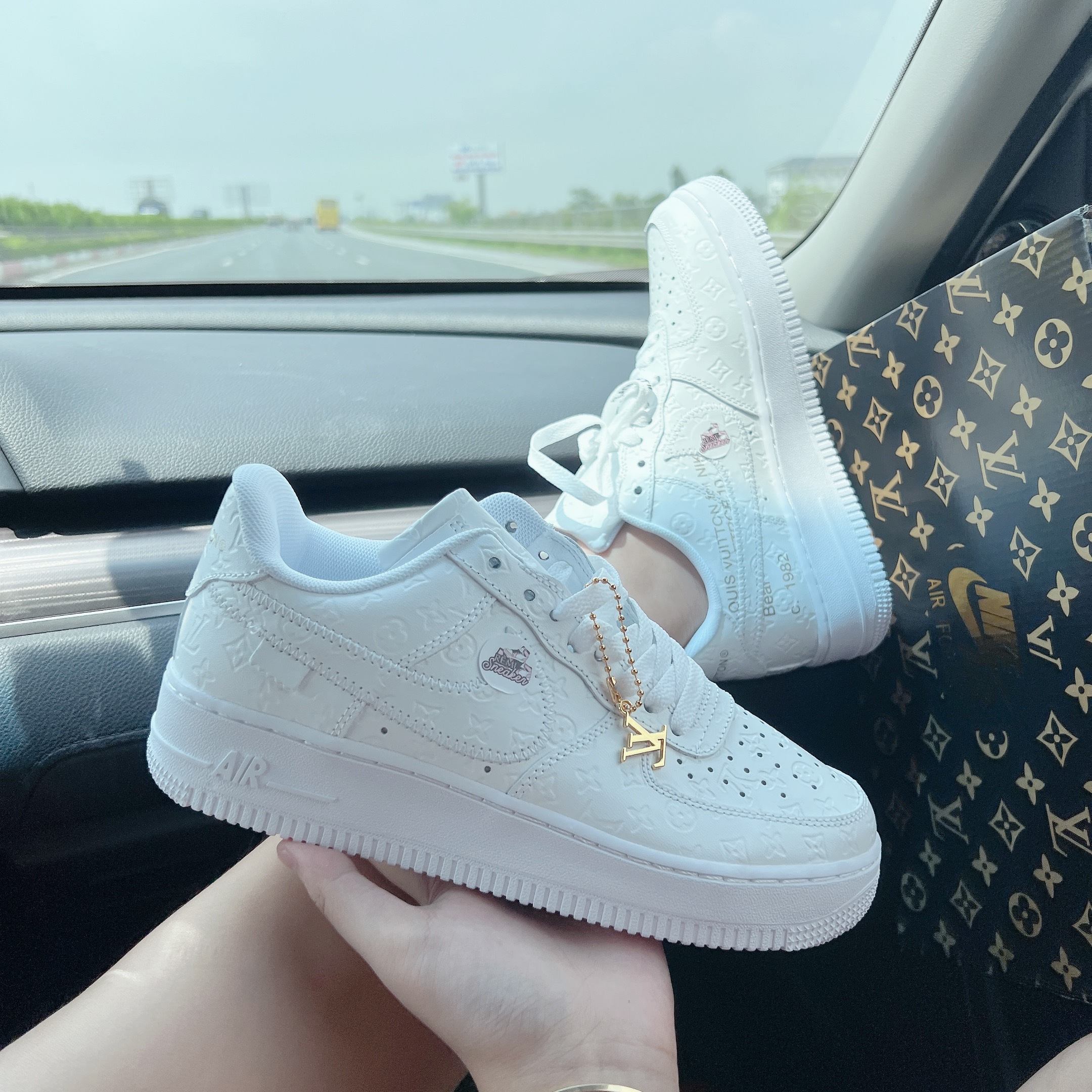 AF1 LV TRẮNG