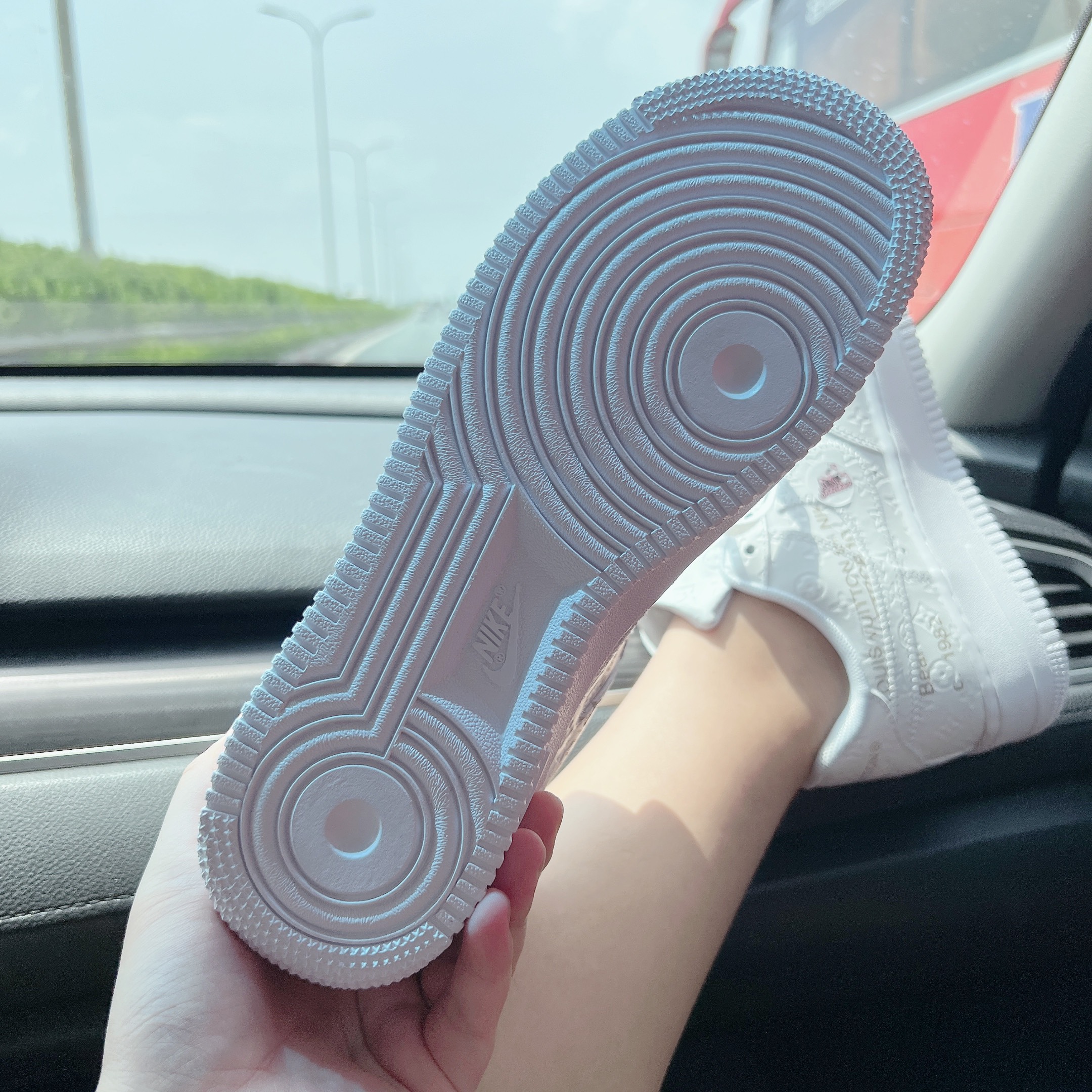 AF1 LV TRẮNG