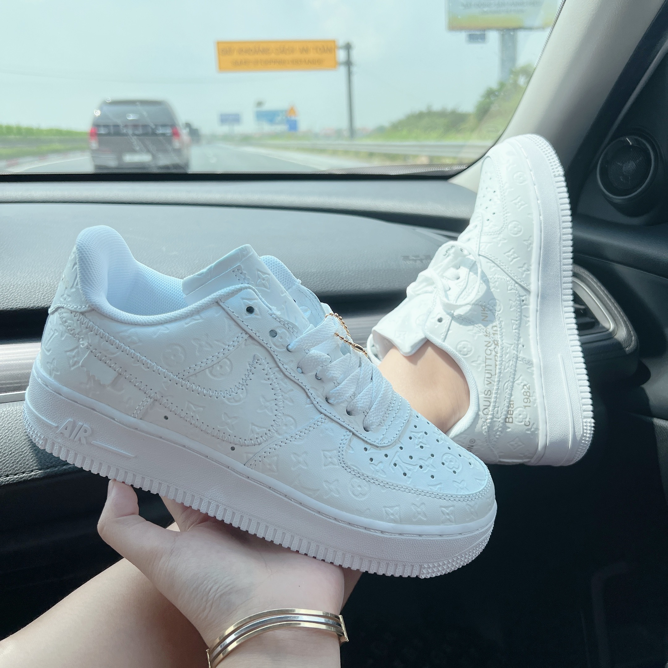 AF1 LV TRẮNG