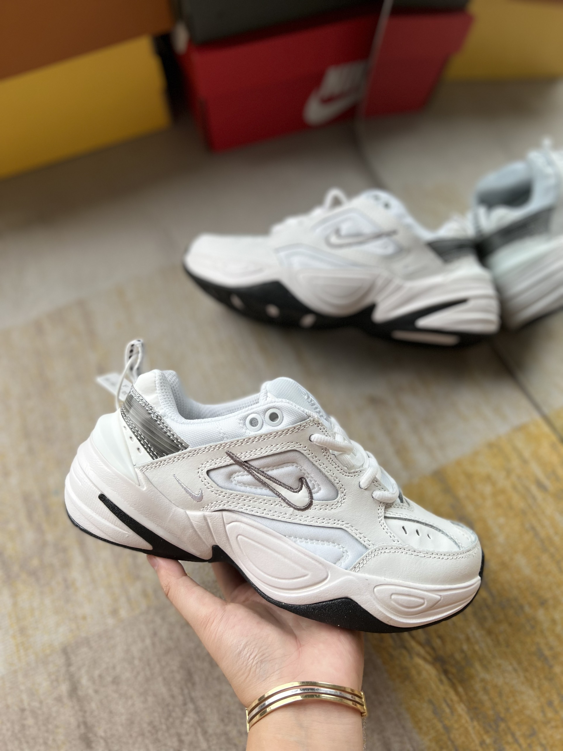 m2k trắng đen