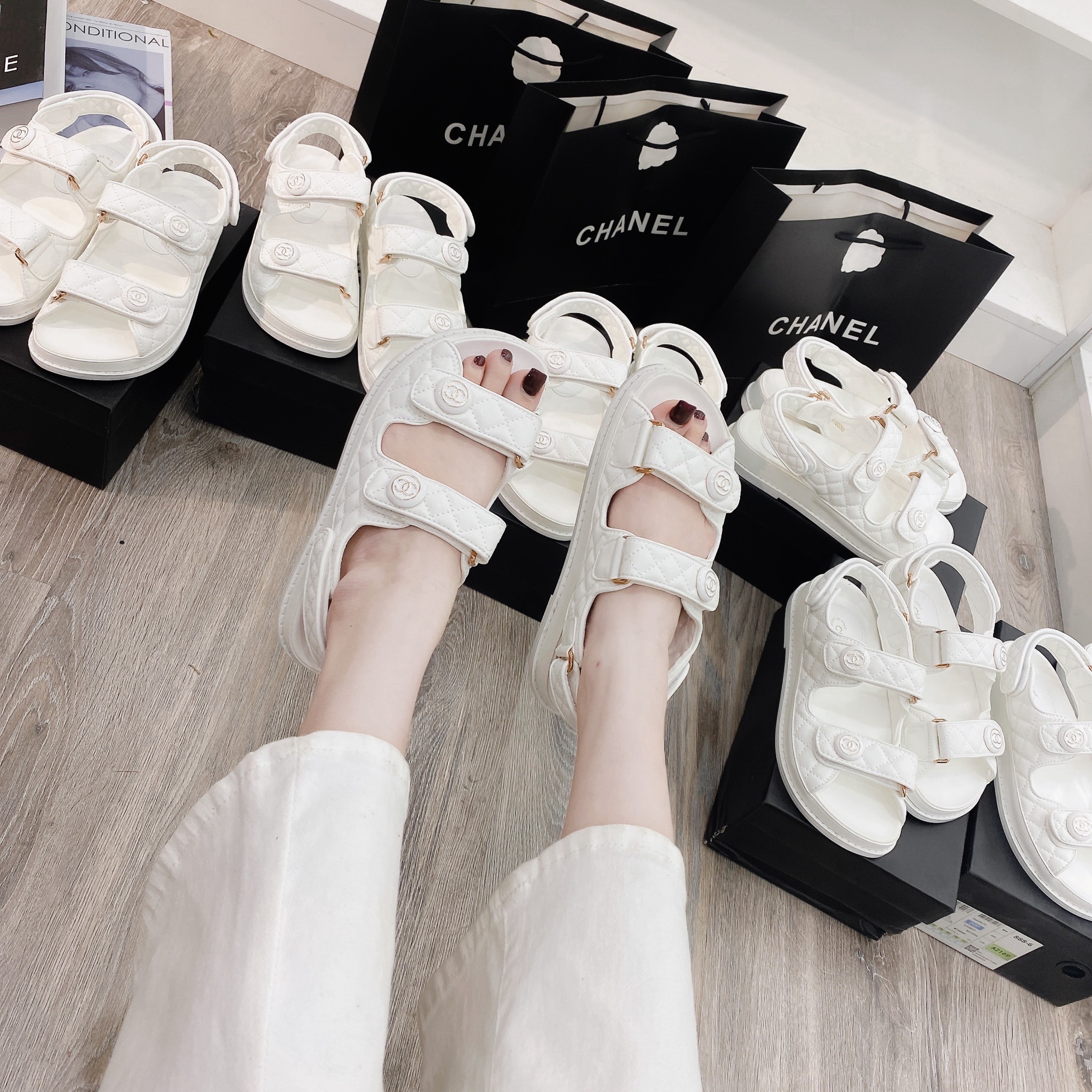 sandal chanel trắng