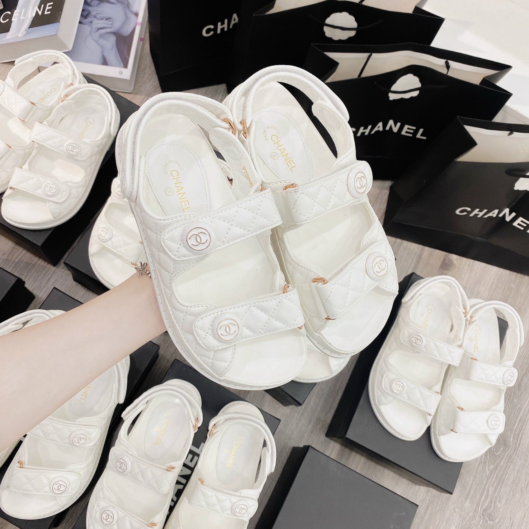 sandal chanel trắng