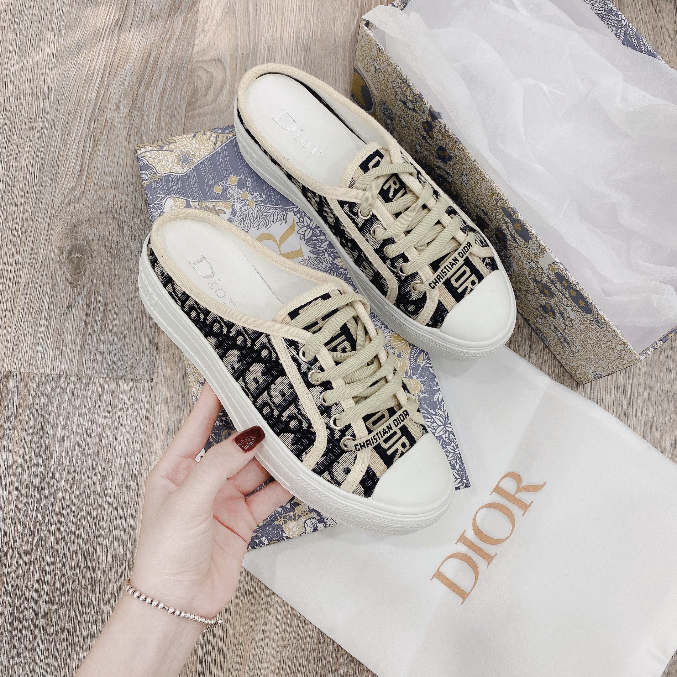 đạp gót dior