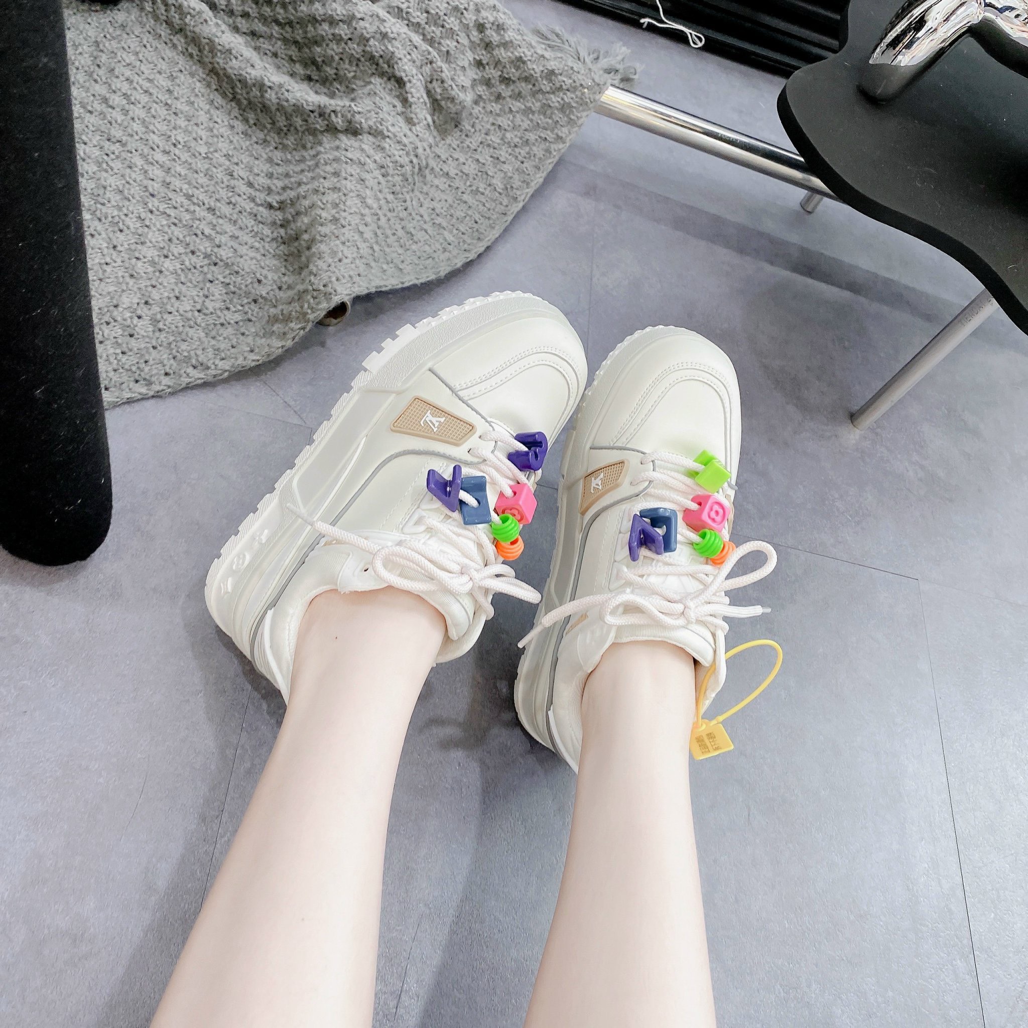 LV maxi trắng charm