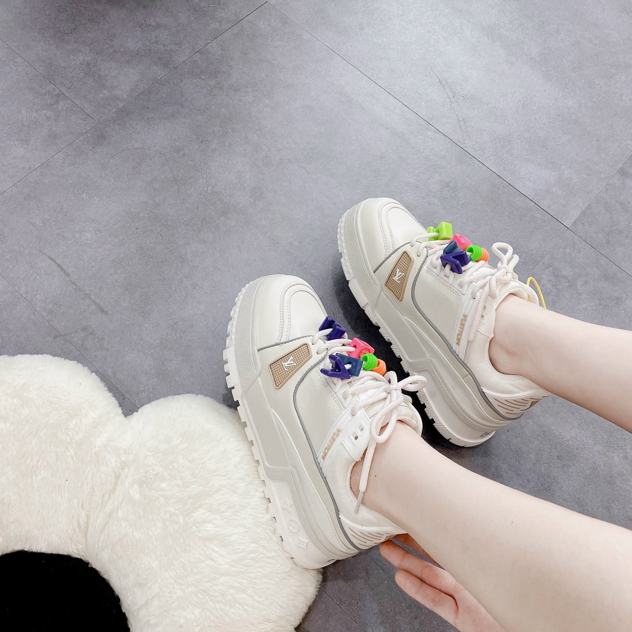LV maxi trắng charm