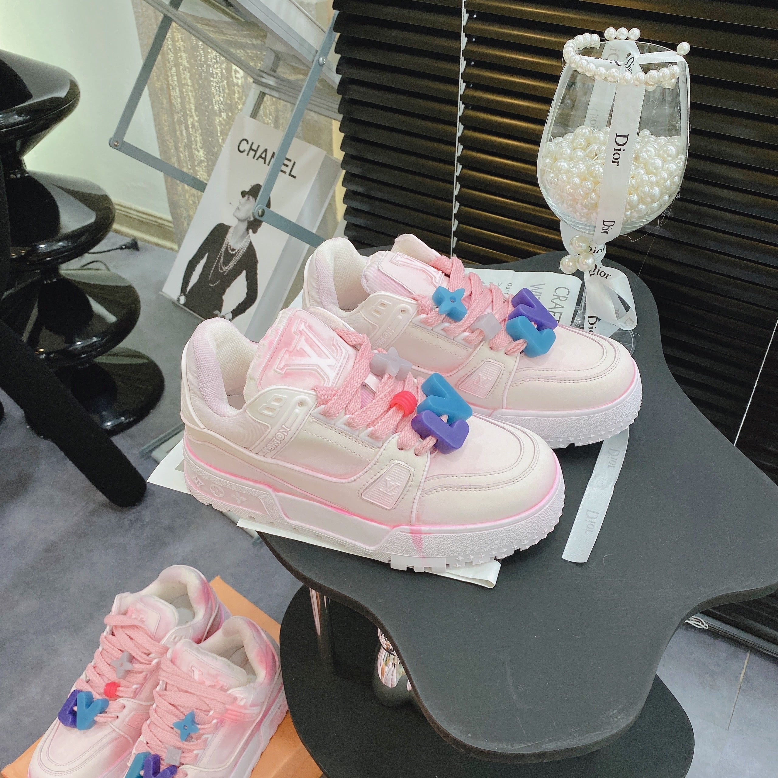 LV maxi hồng charm