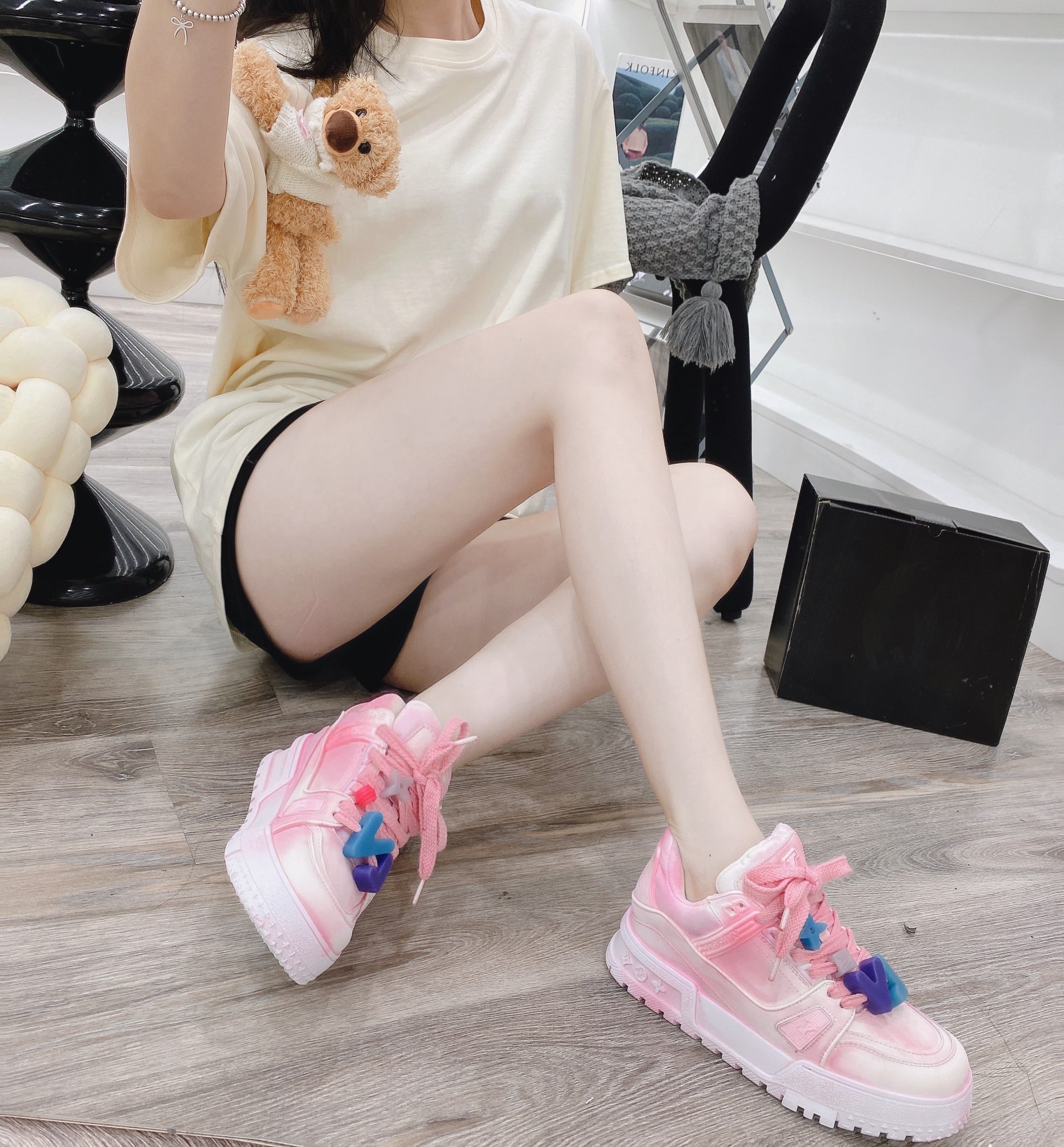 LV maxi hồng charm