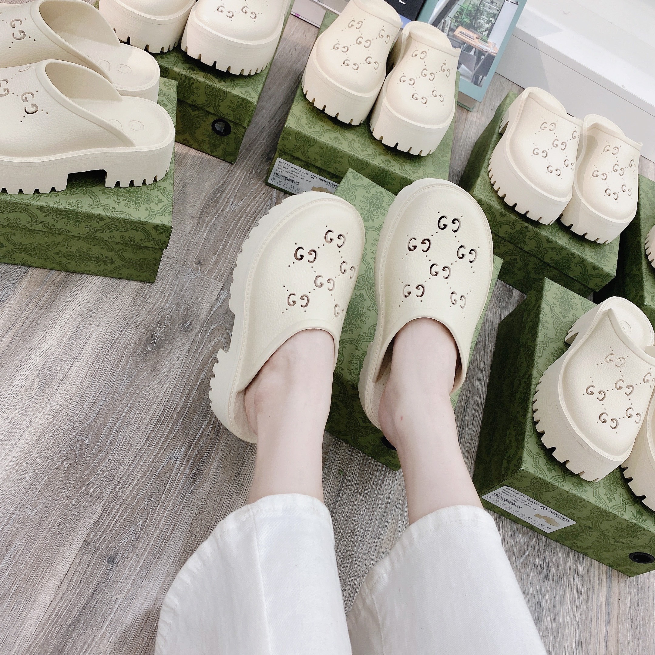 sục gucci trắng kem