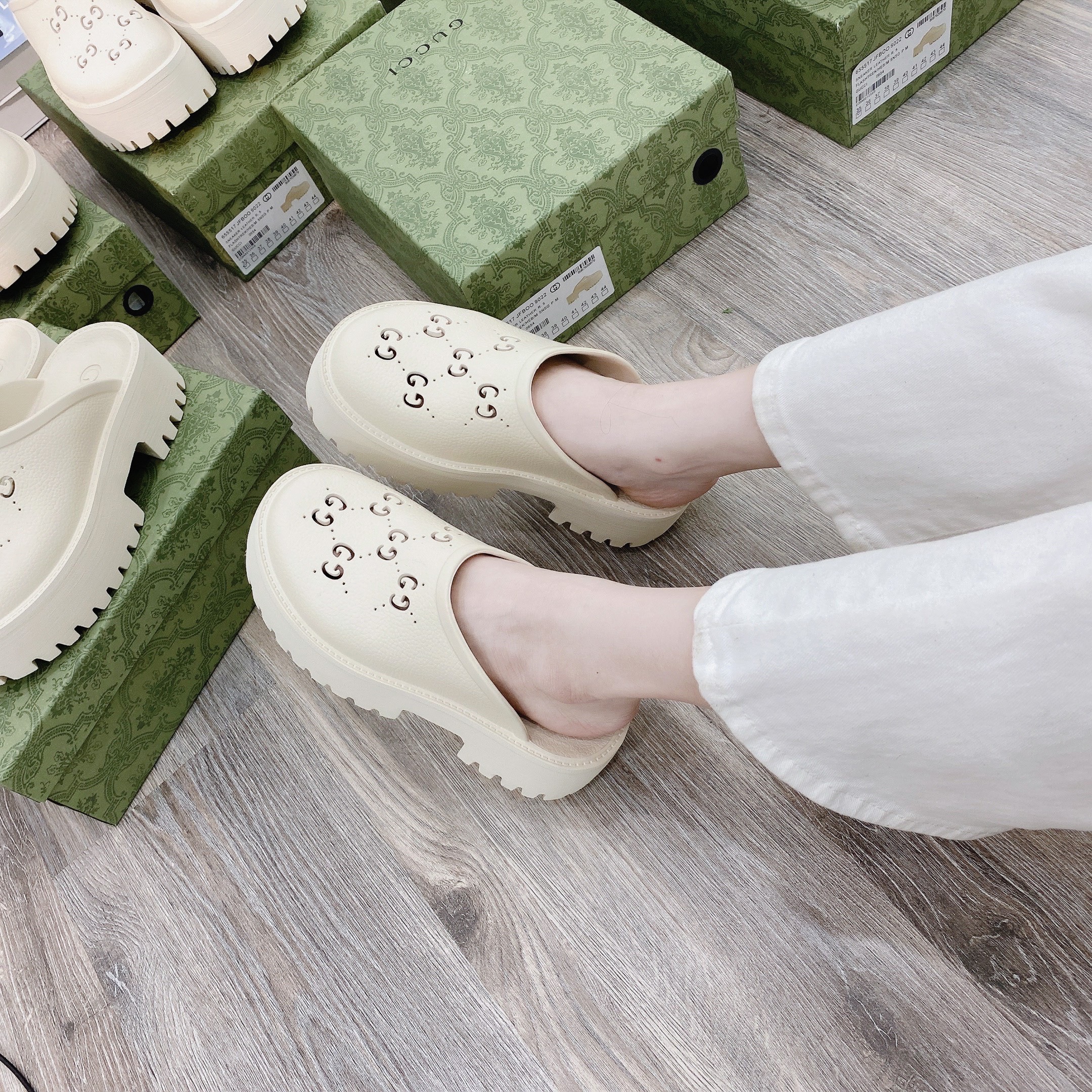 sục gucci trắng kem
