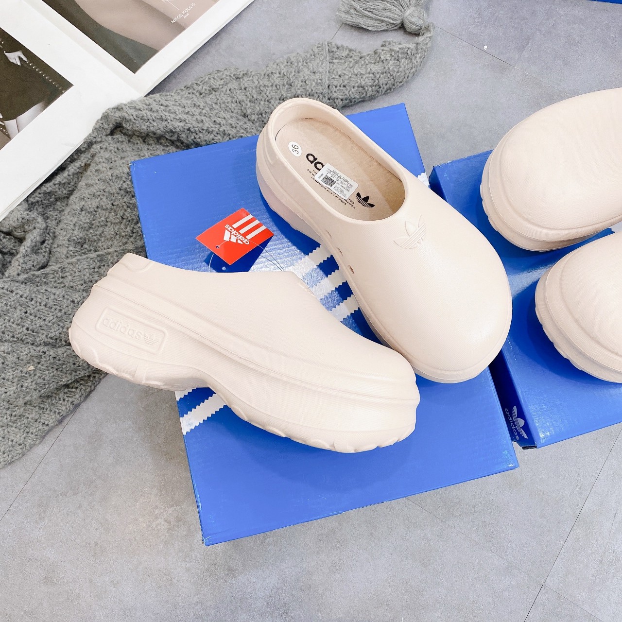 sục adidas nâu be