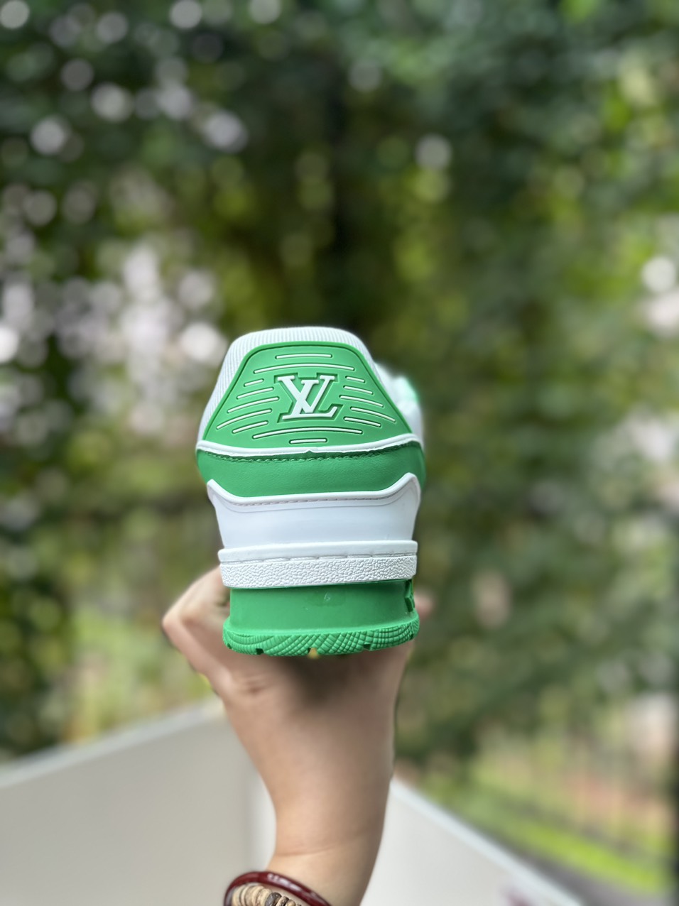LV charm xanh lá