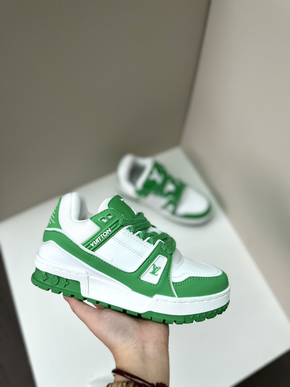 LV charm xanh lá