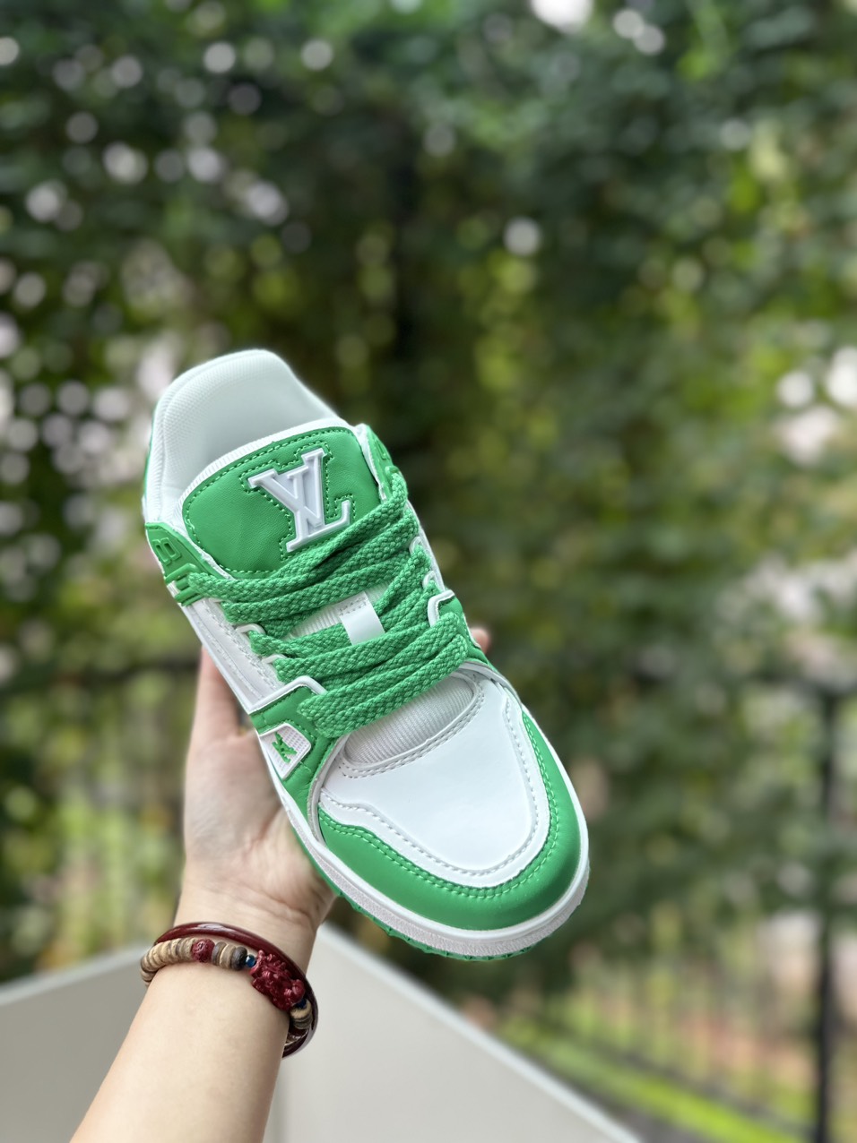 LV charm xanh lá