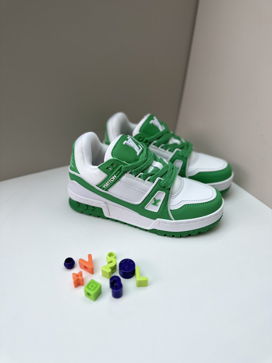 LV charm xanh lá