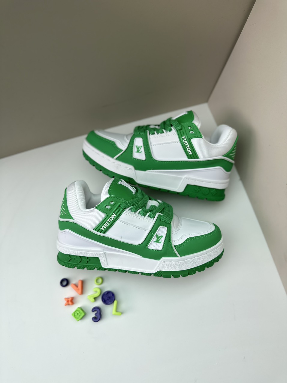 LV charm xanh lá