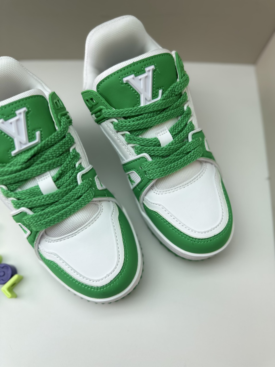 LV charm xanh lá