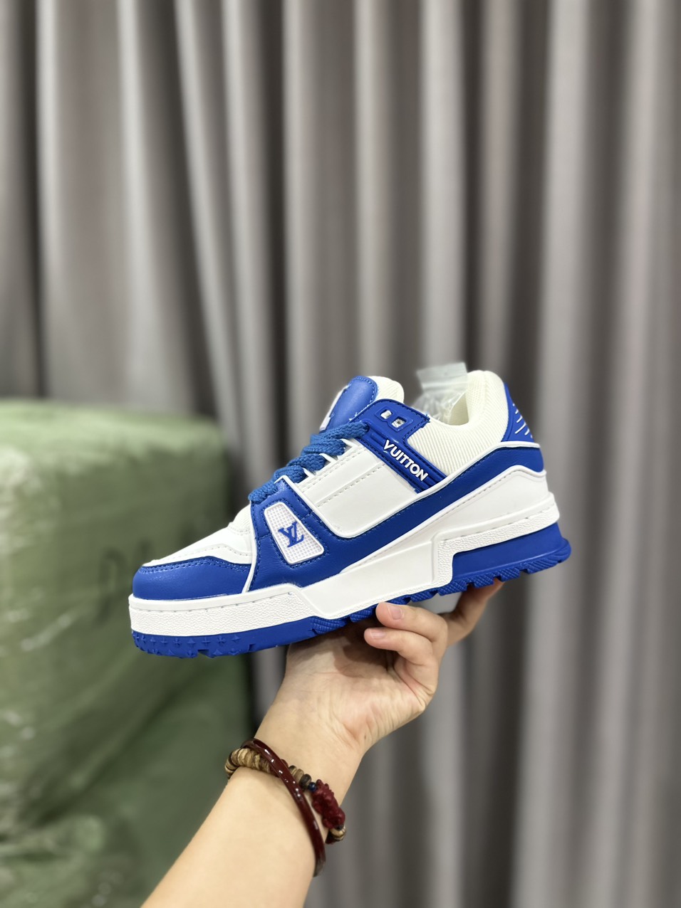 LV charm xanh dương