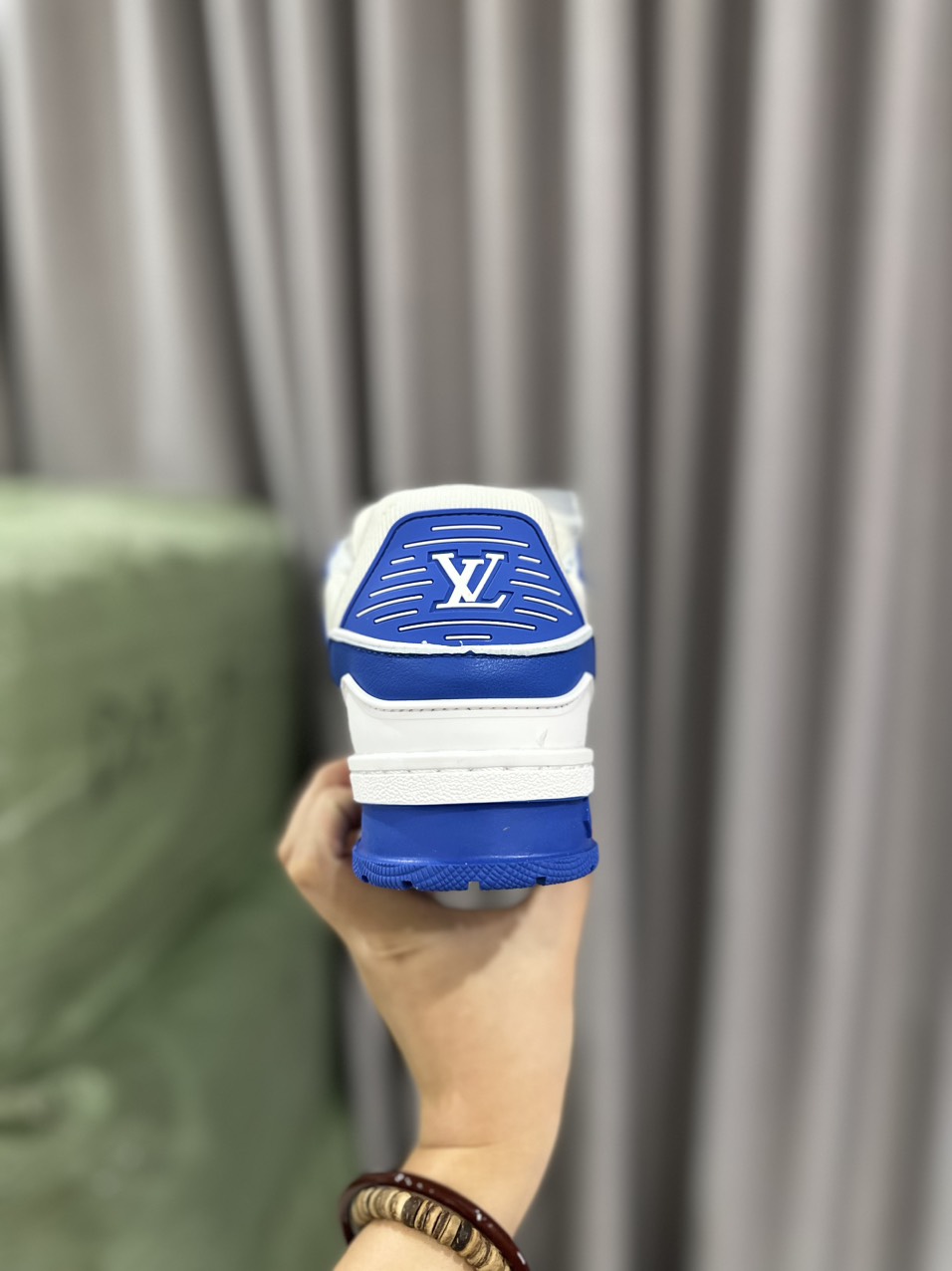 LV charm xanh dương