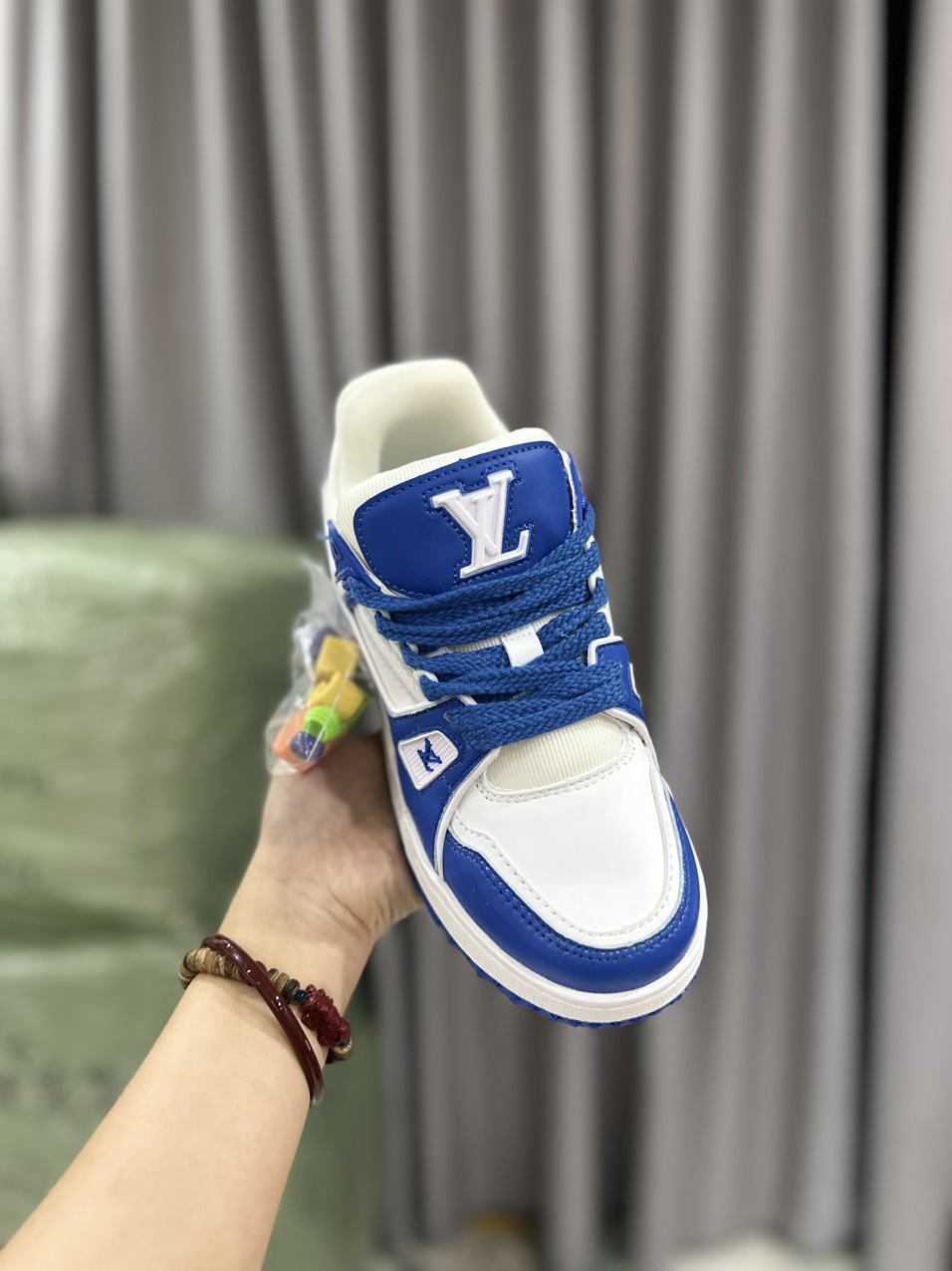 LV charm xanh dương
