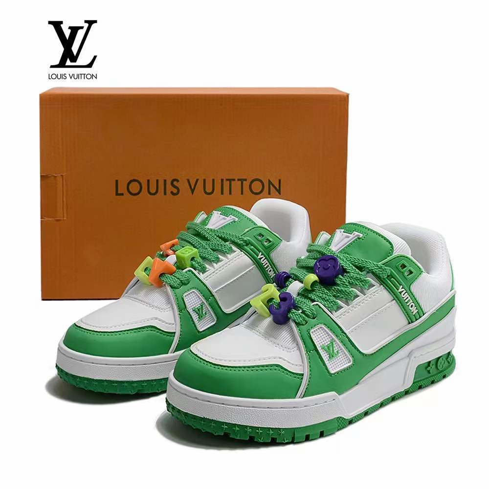 LV charm xanh lá