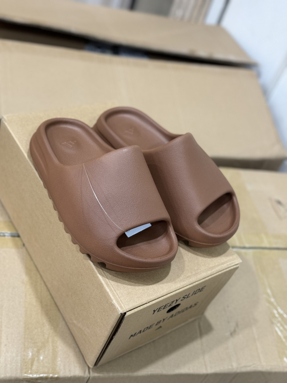 dép slide nâu đậm