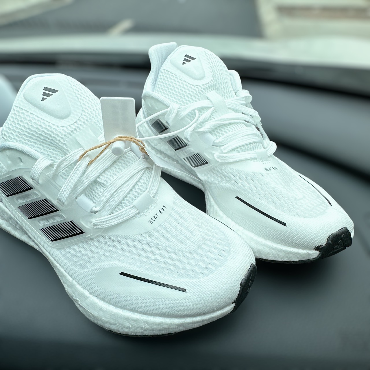 PUREBOOST TRẮNG