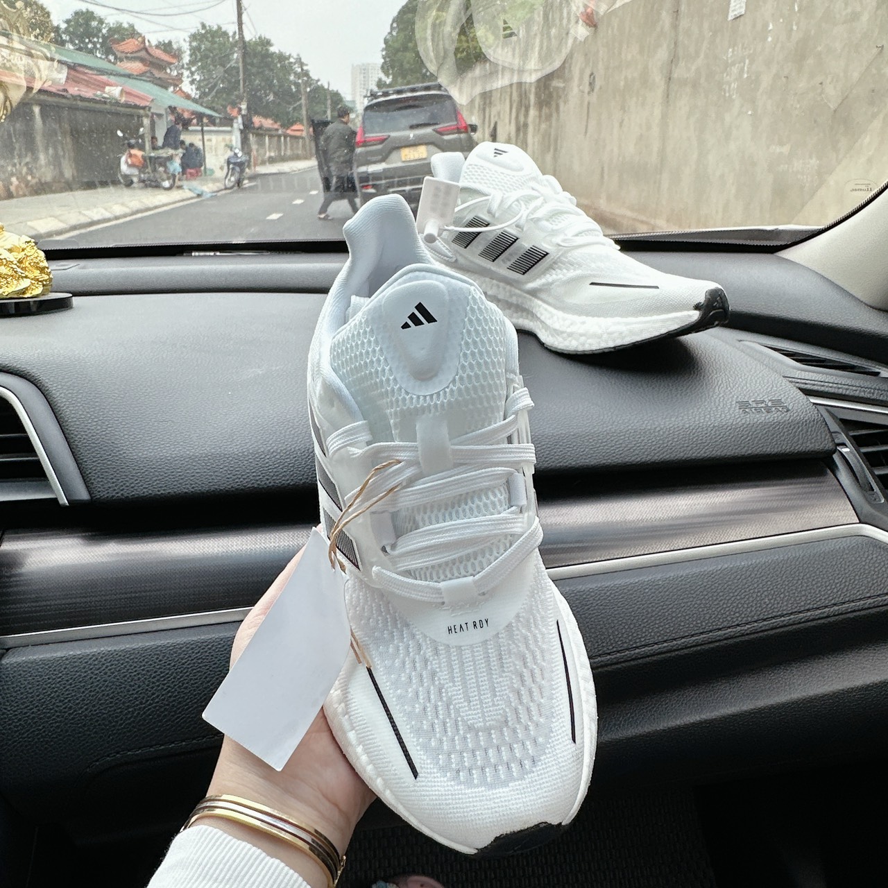 PUREBOOST TRẮNG
