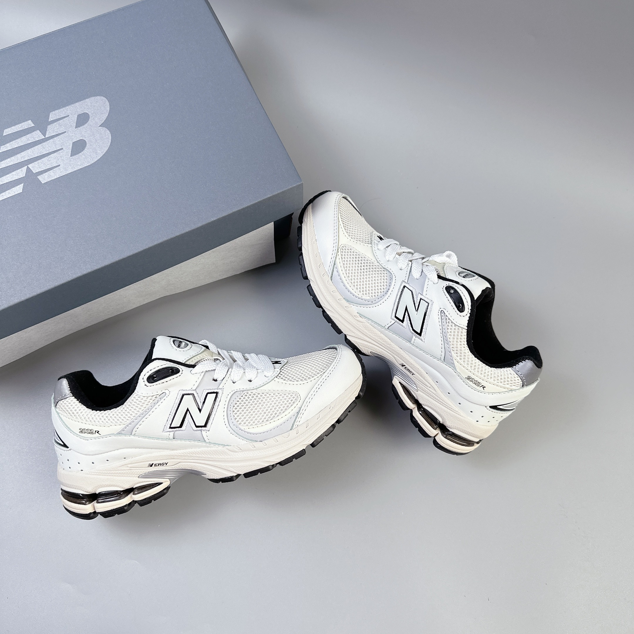 nb2002 trắng đen SALE