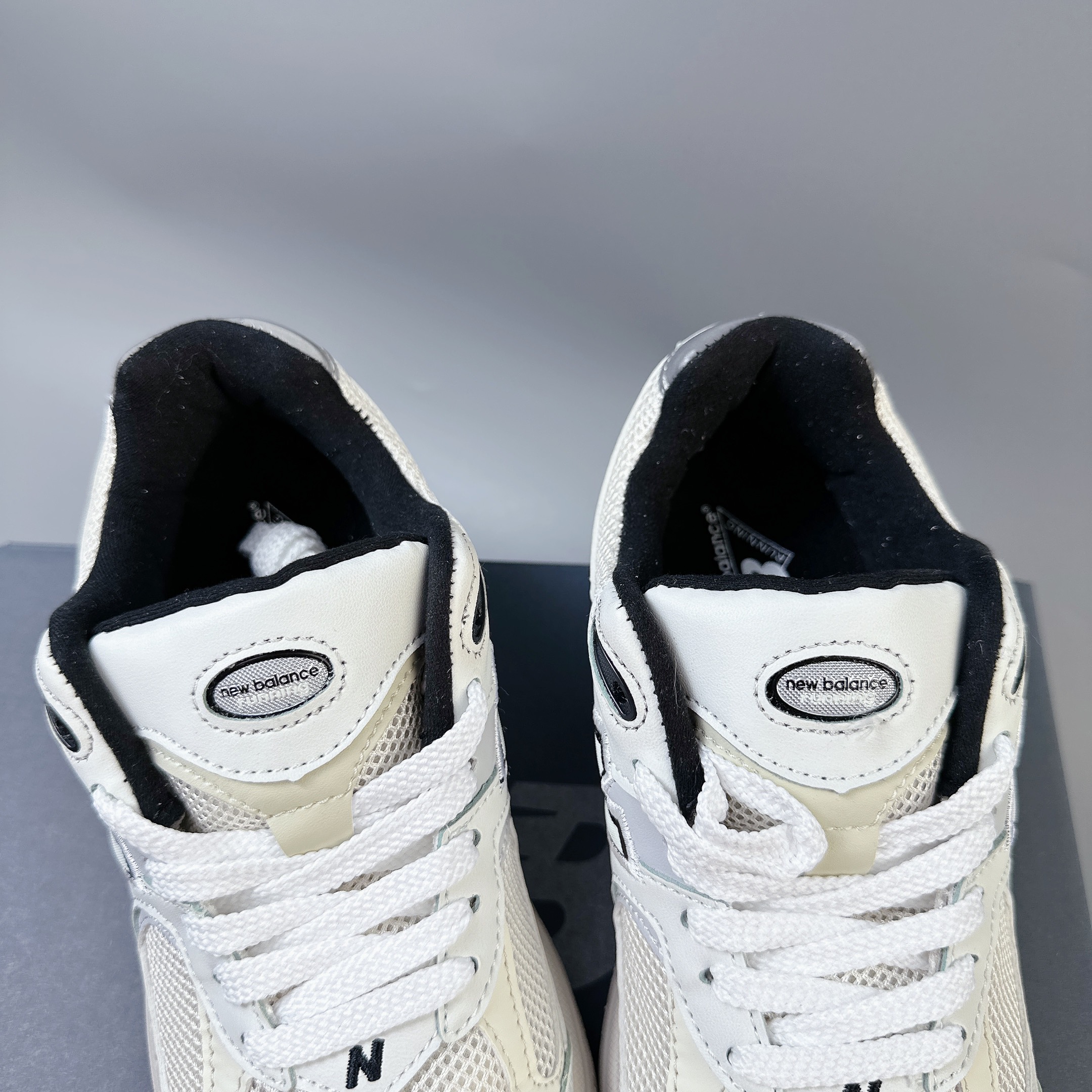 nb2002 trắng đen SALE