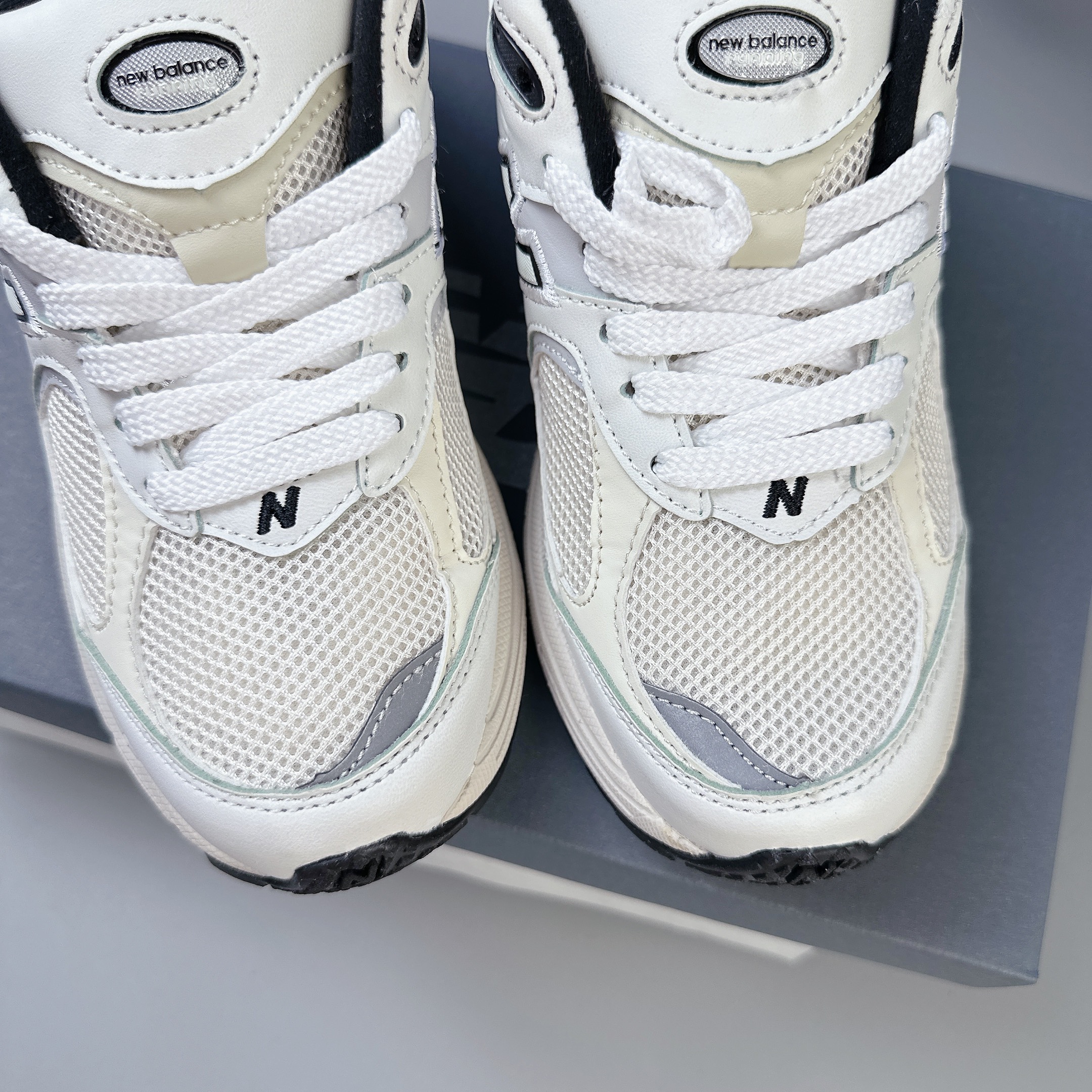 nb2002 trắng đen SALE