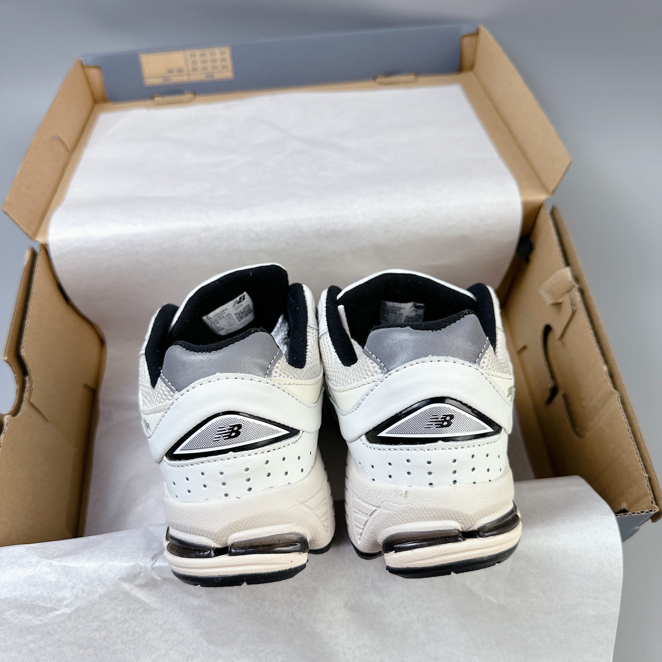 nb2002 trắng đen SALE