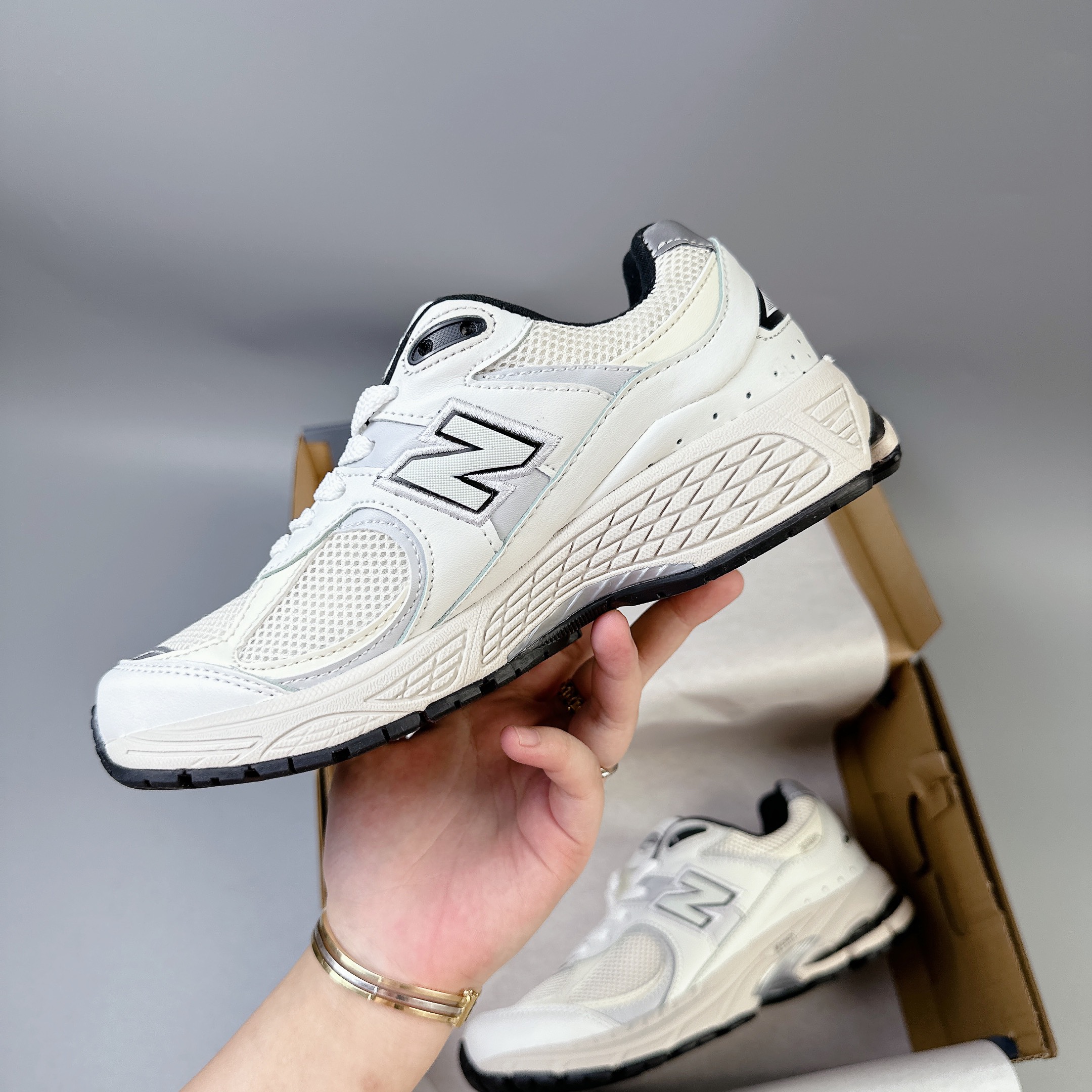 nb2002 trắng đen SALE