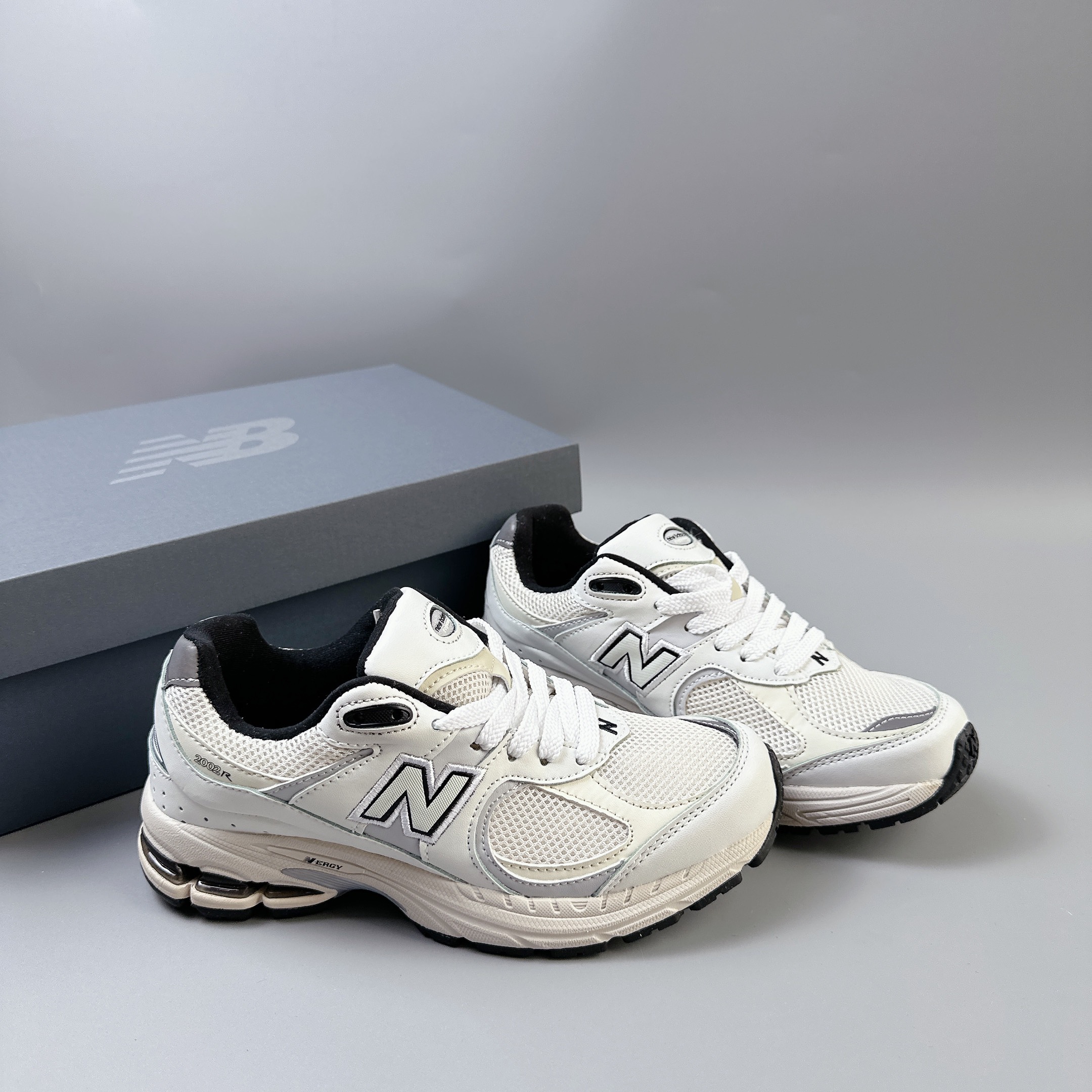 nb2002 trắng đen SALE