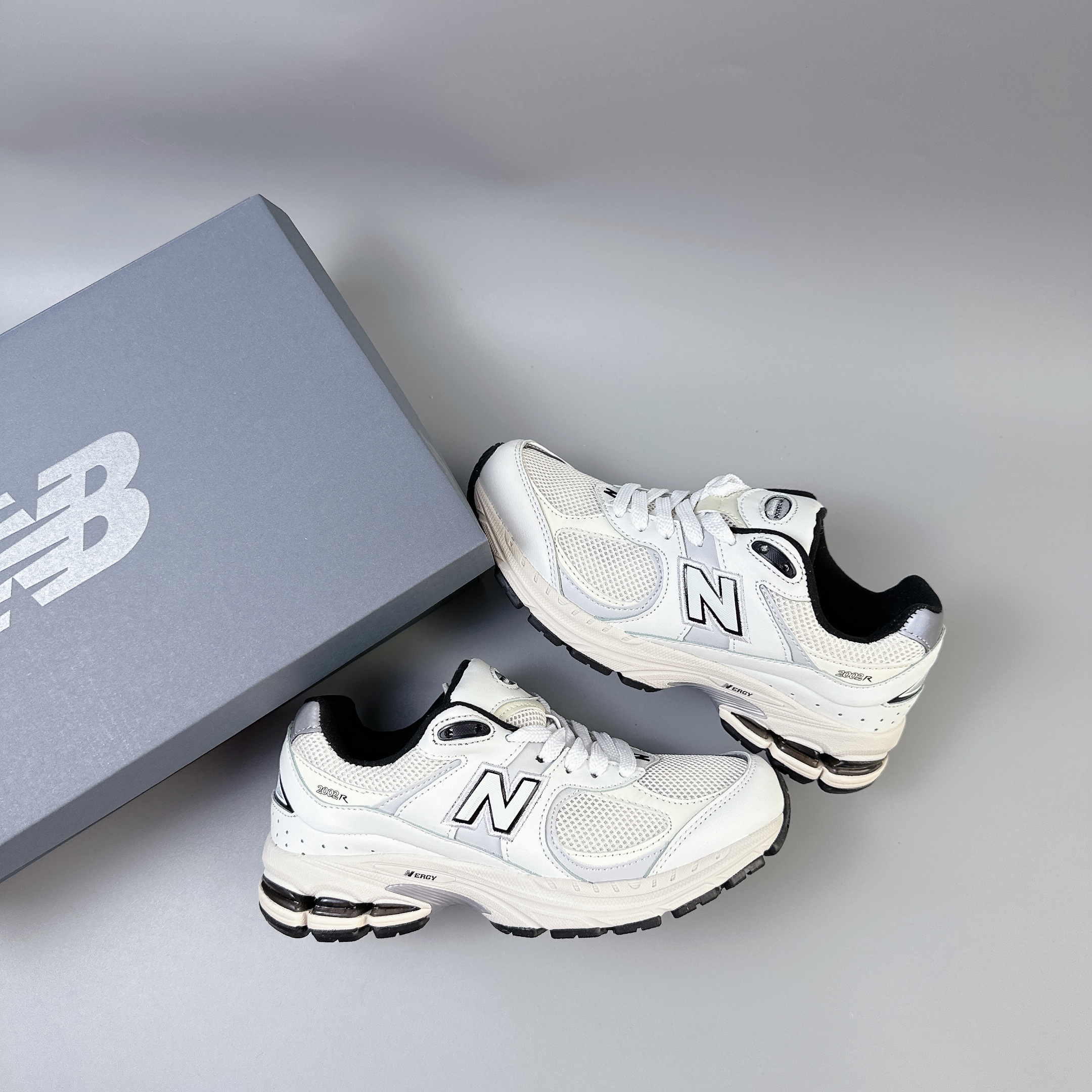 nb2002 trắng đen SALE