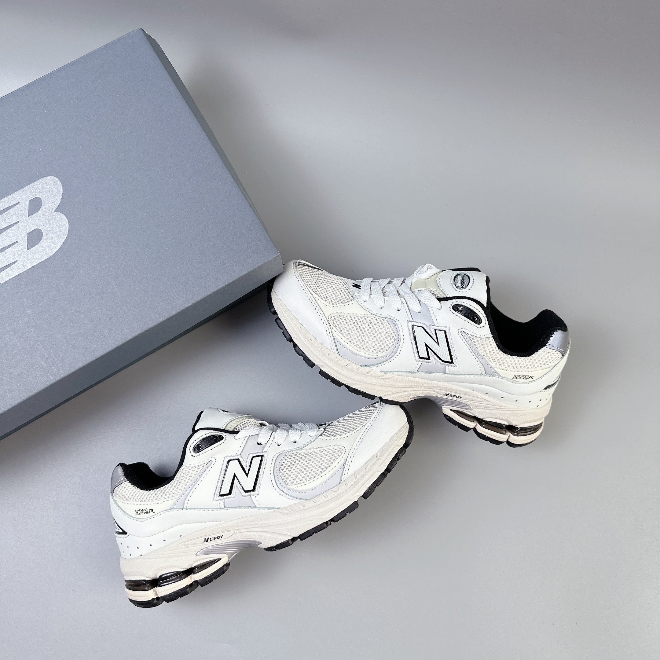 nb2002 trắng đen SALE