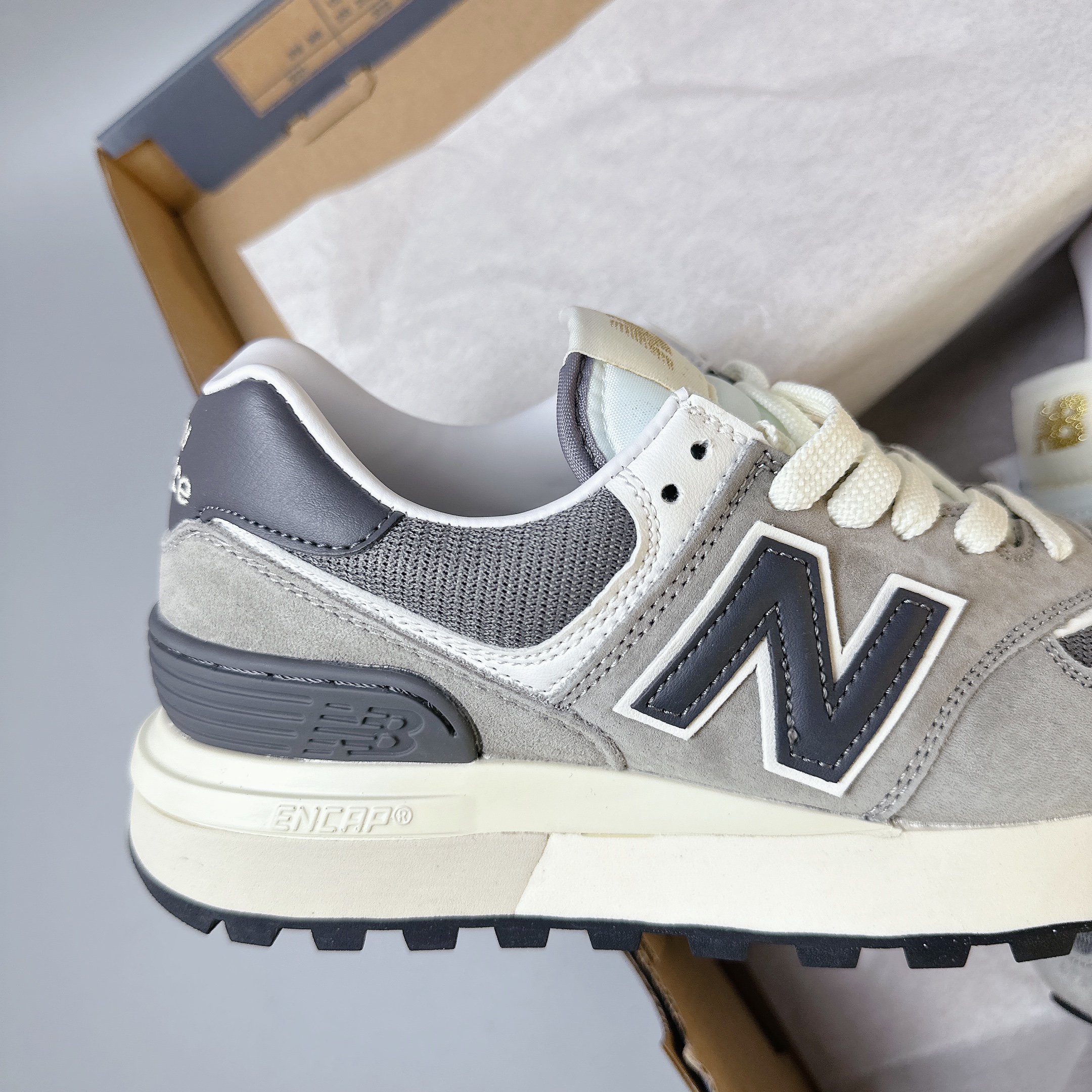 nb574 V2 xám đen