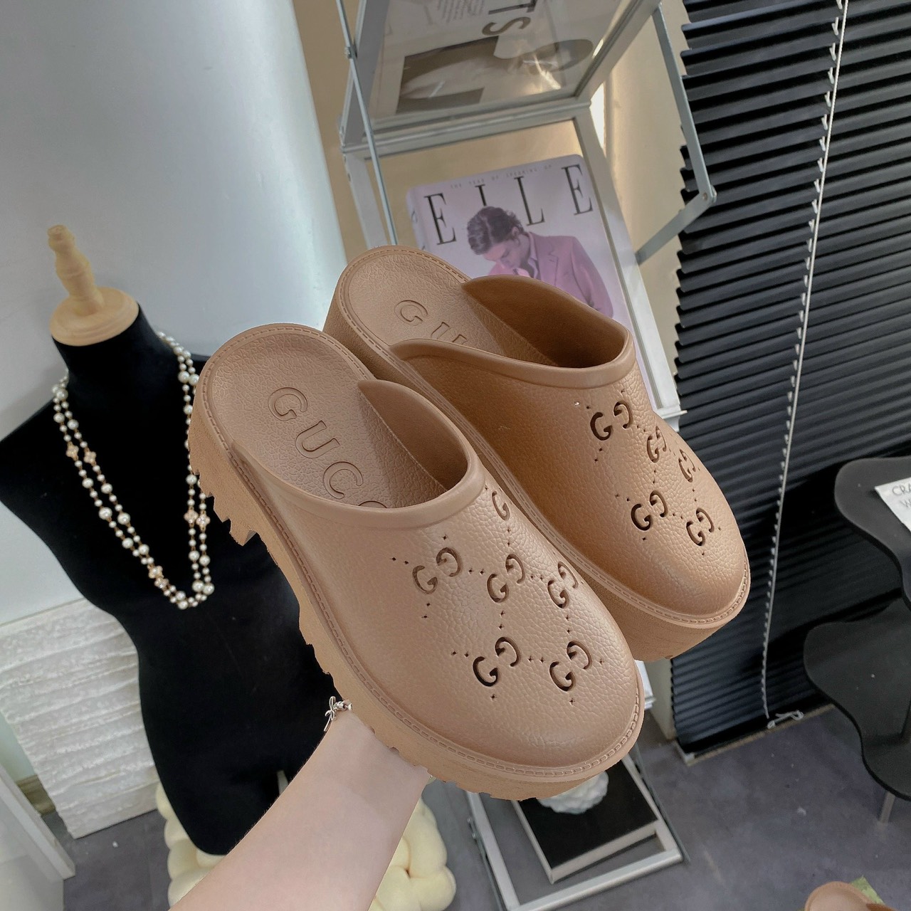 sục gucci nâu