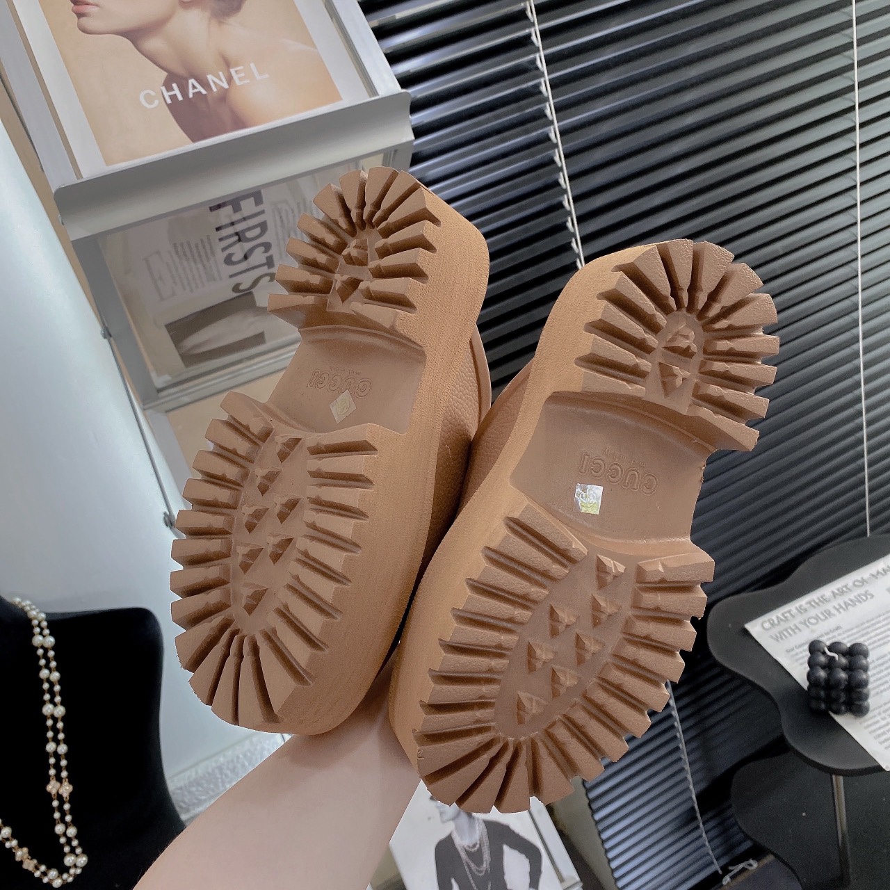 sục gucci nâu