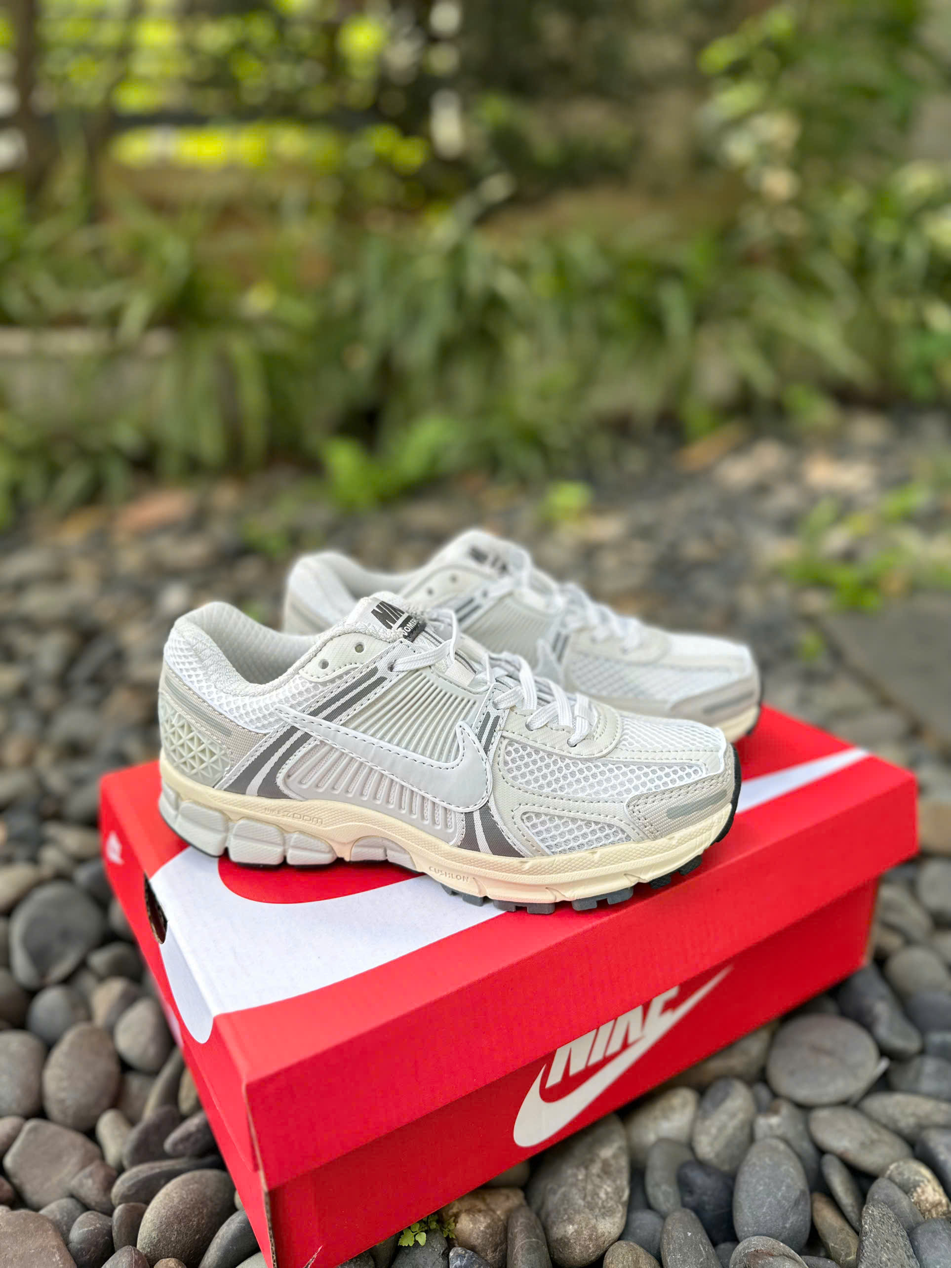 nike vomero5 xám trắng