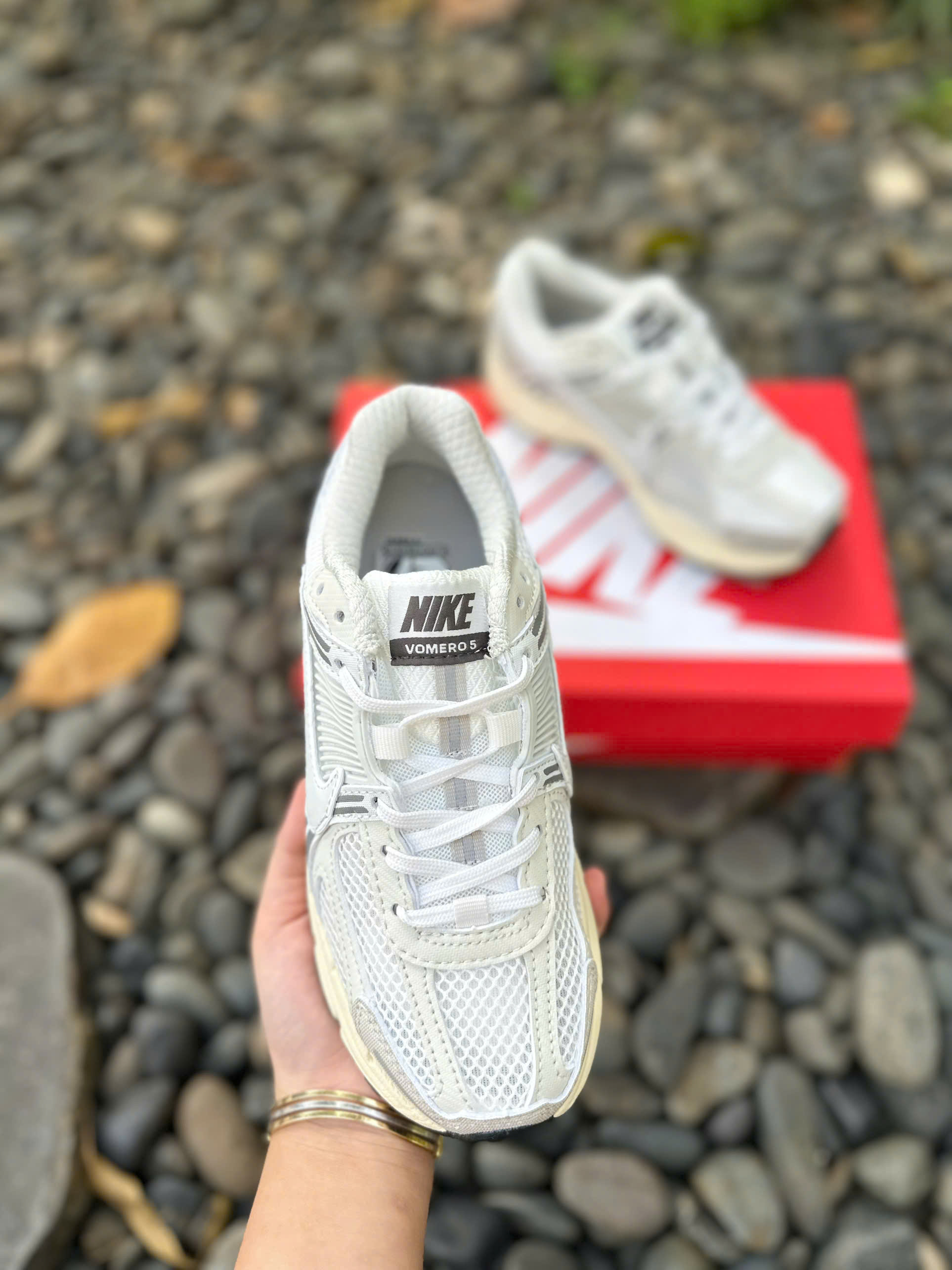 nike vomero5 xám trắng