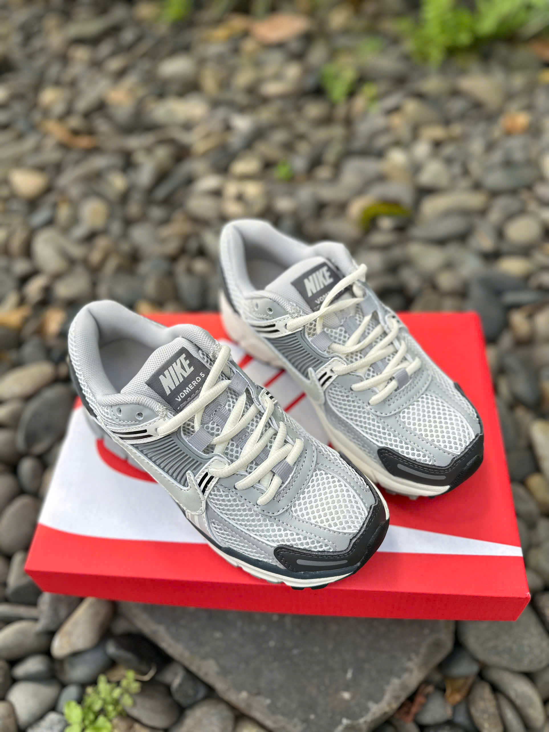 nike vomero5 xám đen