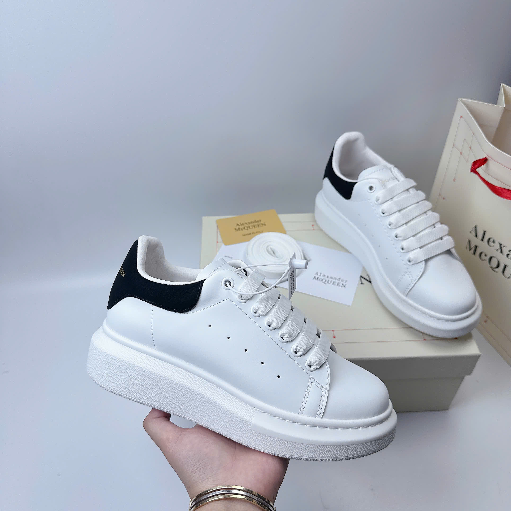 MCQUEEN đen sc