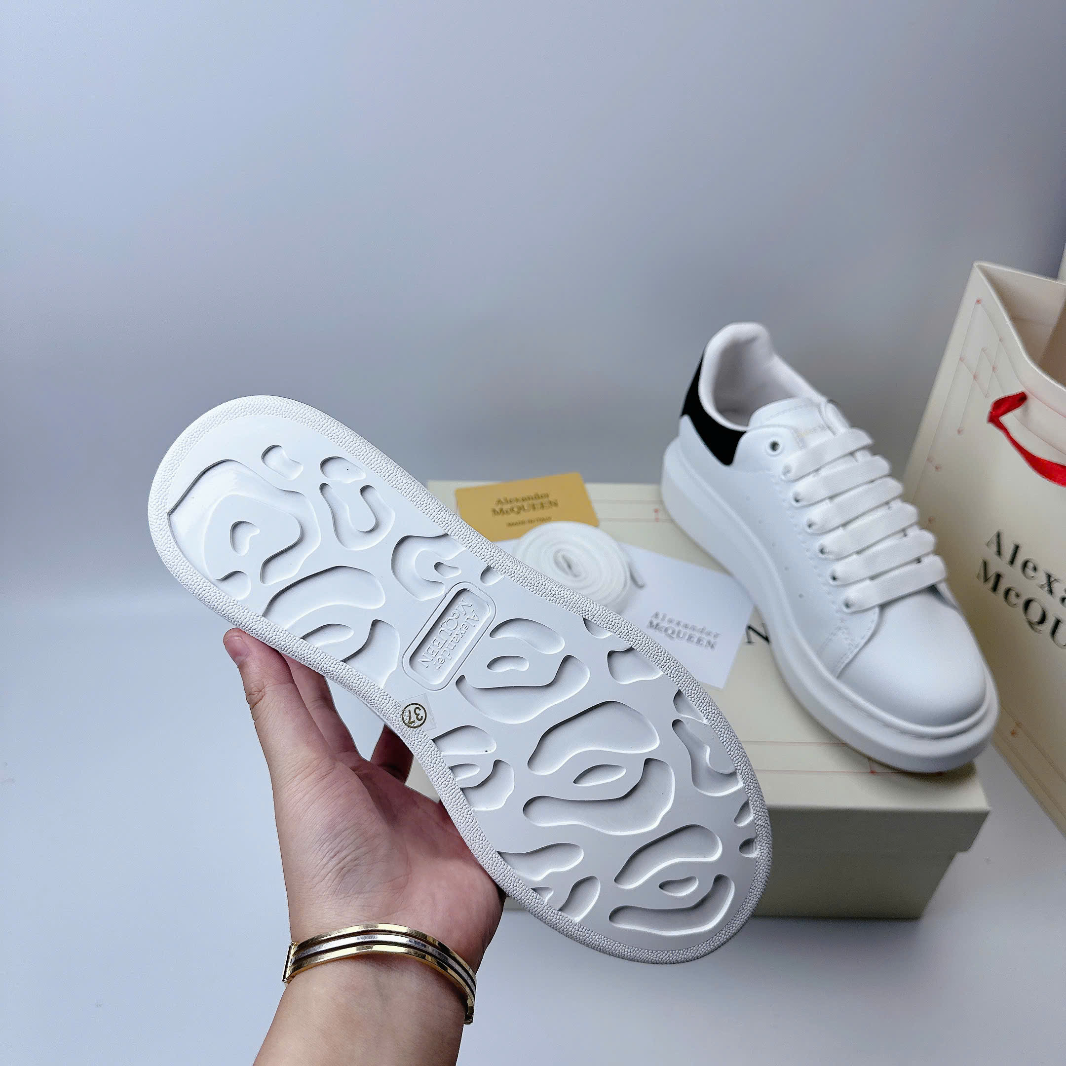 MCQUEEN đen sc