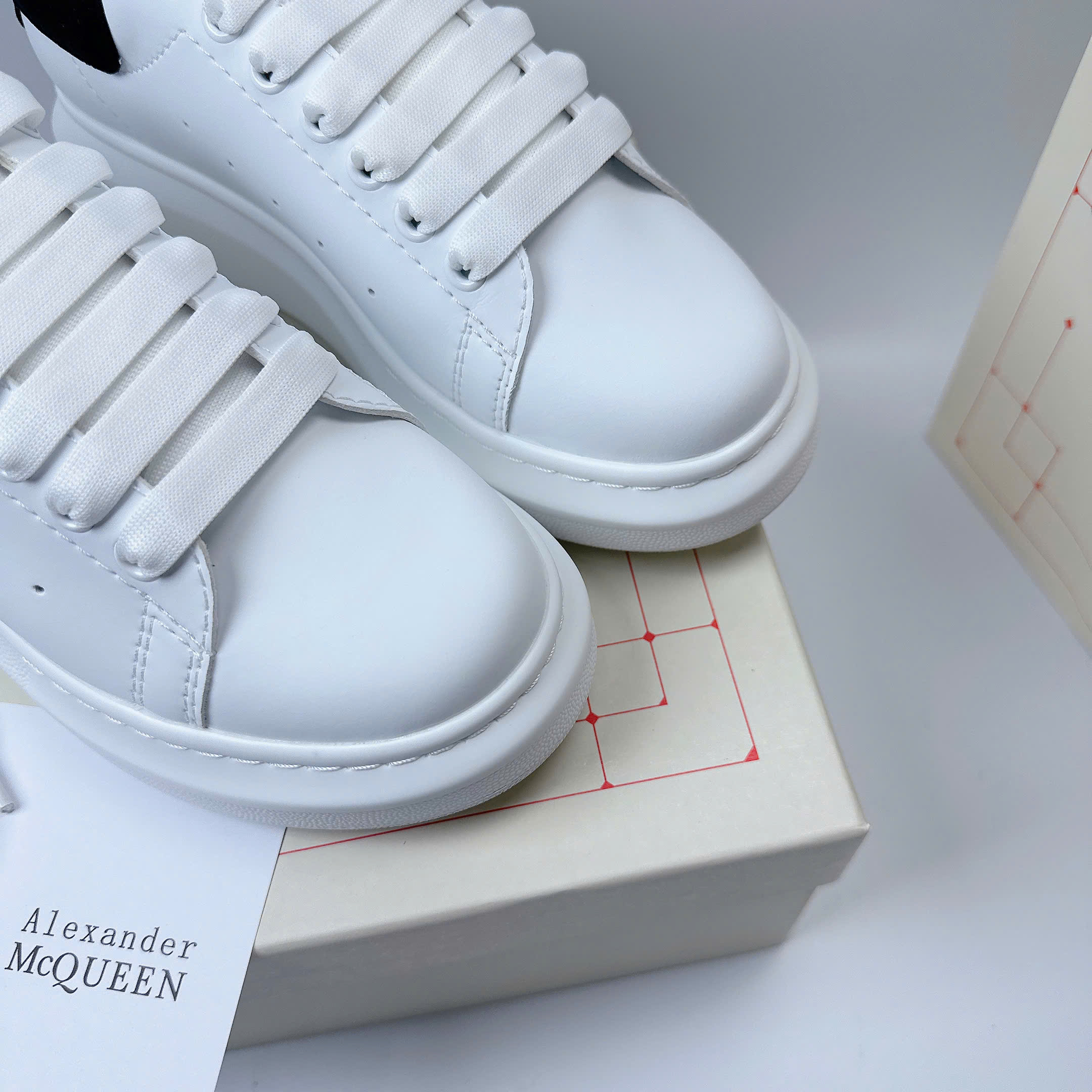 MCQUEEN đen sc